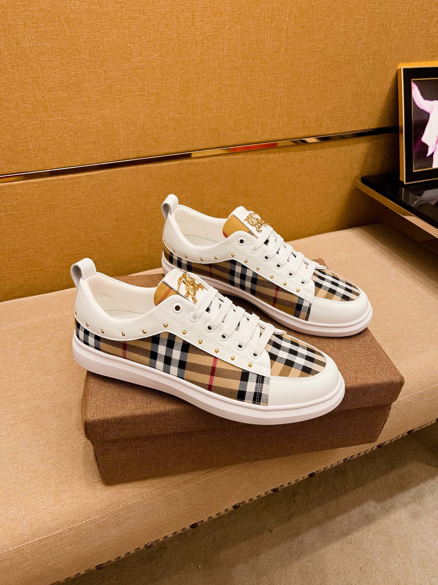 I5    Burberry 巴宝莉 男鞋高端品牌 官网1：1最新力作：鞋面采用意大利进口头层牛皮搭配舒适透气内里➕原版防滑耐磨大底制作 ，让行走更加便捷舒适，惊世之作，与官方的质量相比美的1：1复刻[色]打造时尚个性衬托你的与众不同潮男必备!经典