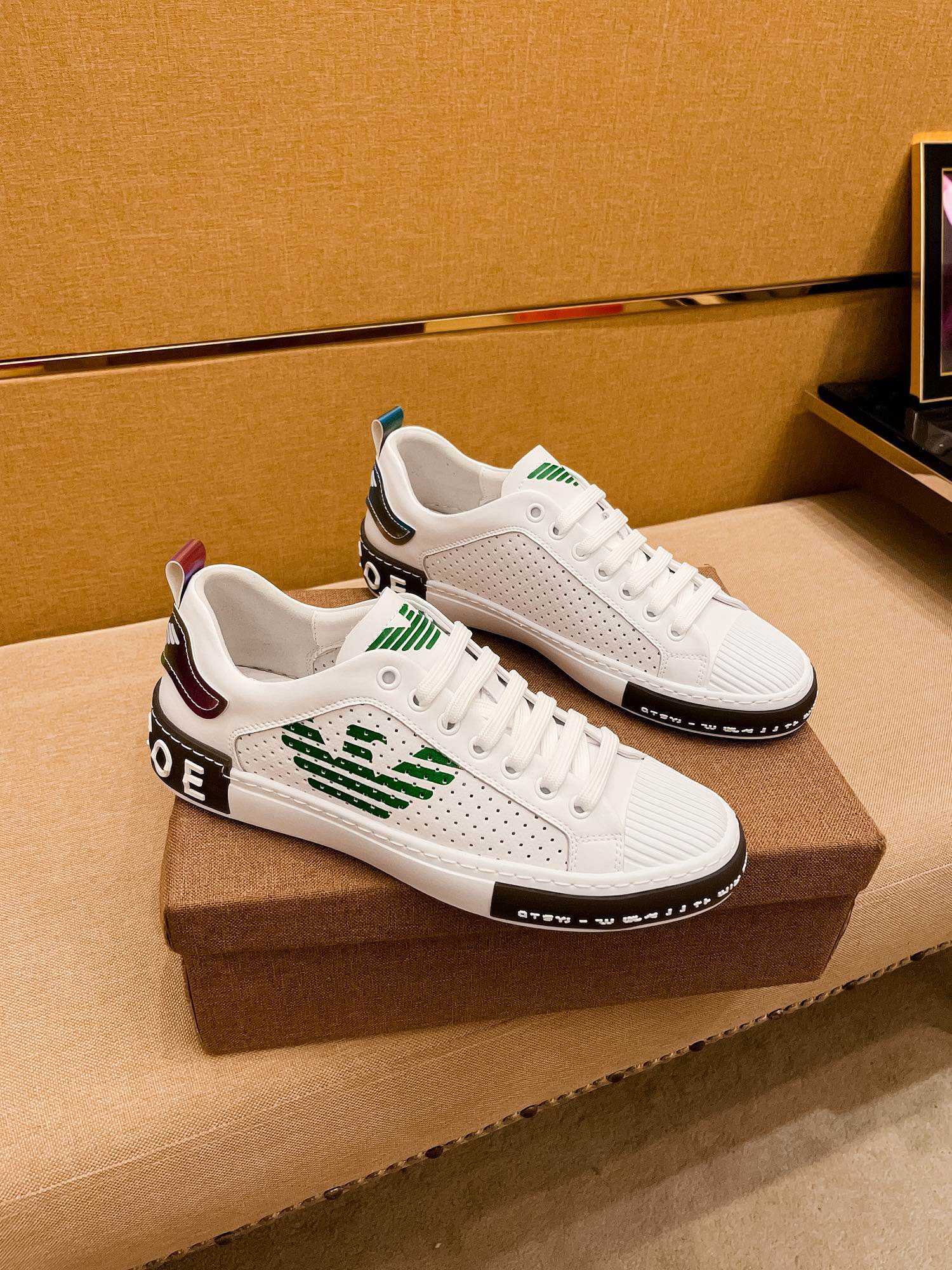 I5   阿玛尼男鞋高端品牌 官网1：1最新力作：鞋面采用意大利进口头层牛皮搭配舒适透气内里➕原版防滑耐磨大底制作 ，让行走更加便捷舒适，惊世之作，与官方的质量相比美的1：1复刻[色]打造时尚个性衬托你的与众不同潮男必备!经典