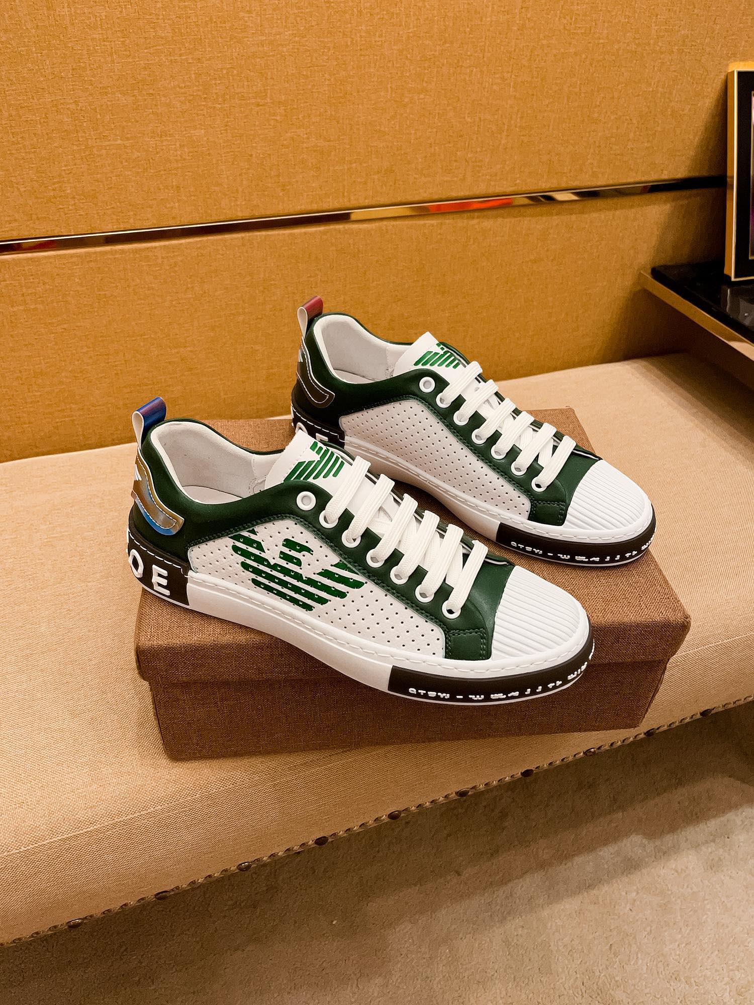 I5   阿玛尼男鞋高端品牌 官网1：1最新力作：鞋面采用意大利进口头层牛皮搭配舒适透气内里➕原版防滑耐磨大底制作 ，让行走更加便捷舒适，惊世之作，与官方的质量相比美的1：1复刻[色]打造时尚个性衬托你的与众不同潮男必备!经典