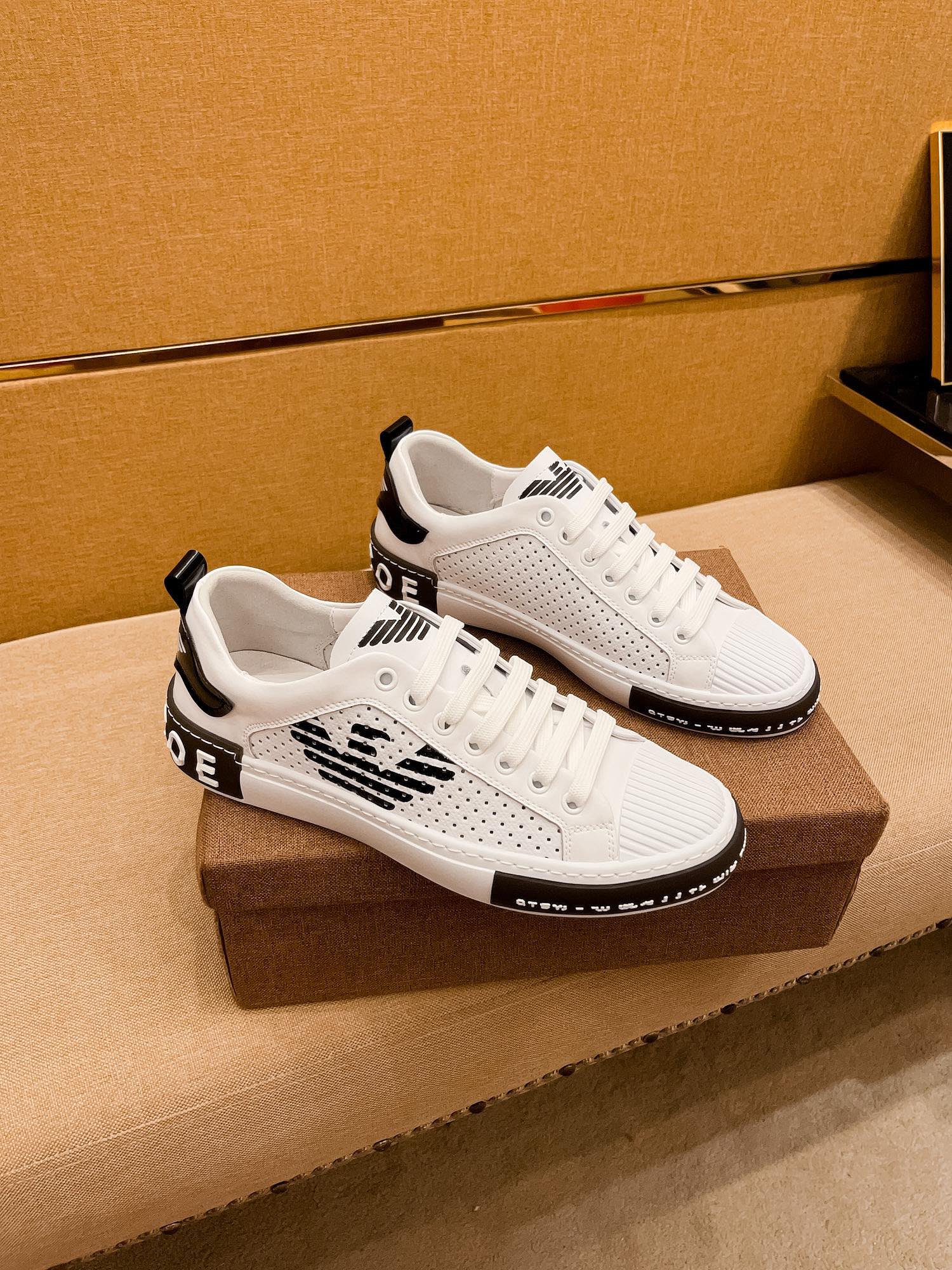 I5   阿玛尼男鞋高端品牌 官网1：1最新力作：鞋面采用意大利进口头层牛皮搭配舒适透气内里➕原版防滑耐磨大底制作 ，让行走更加便捷舒适，惊世之作，与官方的质量相比美的1：1复刻[色]打造时尚个性衬托你的与众不同潮男必备!经典