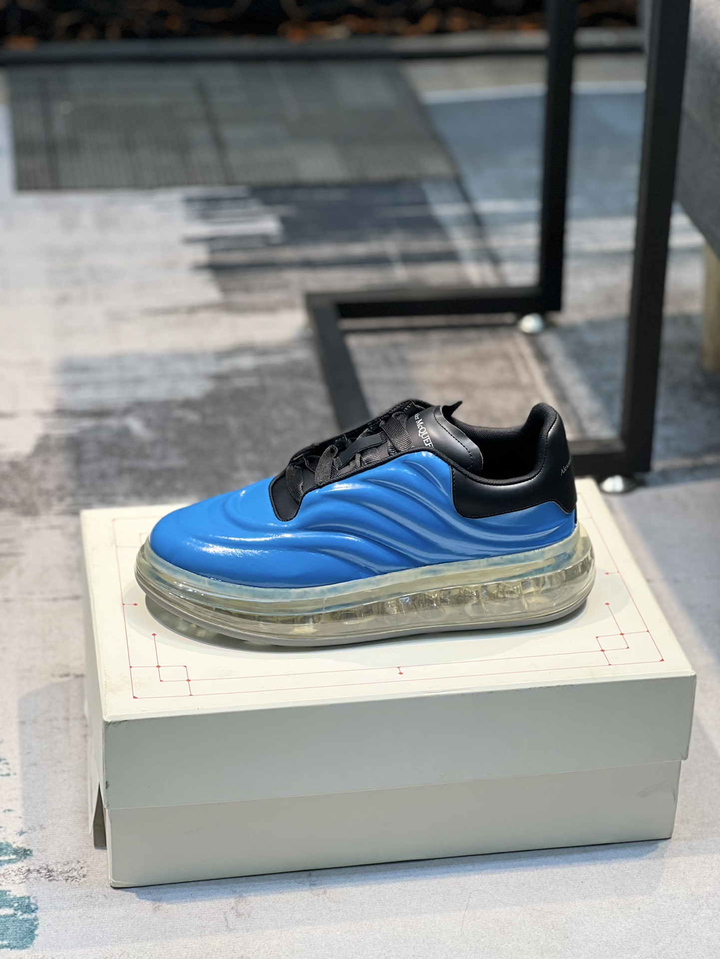 2022年最 麦昆 Alexander McQueen MQ。顶级版～男款先出🔺专柜正品拆解复制，耗时几个月终于完美呈现🔺从楦型.格位.皮料 .大底 ✔️中底 .鞋带 .鸡眼 .再到包装等️各个环节为追求完美.🔺原版白色鞋盒 布袋手提袋 发票、全套包装、多送一副鞋带1⃣面料：进来开边珠非市皮料 材料全是意大利进口化料制作而成2⃣内里：进口帆布垫脚：牛皮垫脚垫脚超清晰高温空压logo3⃣大底：原版私模TPU气垫底，软软舒服4⃣鸡眼：全钢鸡眼无需垫片不变形不掉色 pk市场 铁制造鸡眼 与开花鸡眼厚底设计 约4.5cm