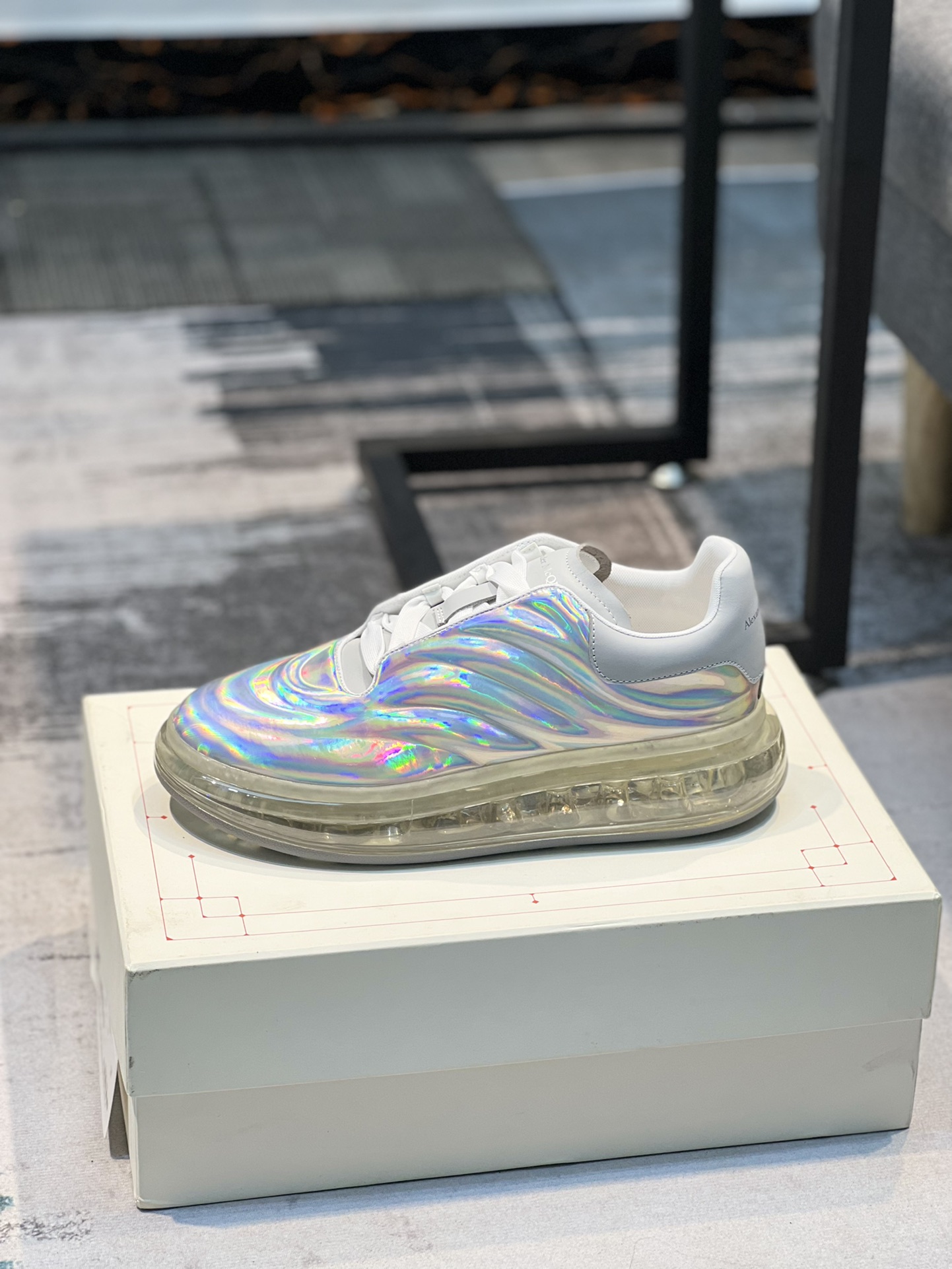 2022年最 麦昆 Alexander McQueen MQ。顶级版～男款先出🔺专柜正品拆解复制，耗时几个月终于完美呈现🔺从楦型.格位.皮料 .大底 ✔️中底 .鞋带 .鸡眼 .再到包装等️各个环节为追求完美.🔺原版白色鞋盒 布袋手提袋 发票、全套包装、多送一副鞋带1⃣面料：进来开边珠非市皮料 材料全是意大利进口化料制作而成2⃣内里：进口帆布垫脚：牛皮垫脚垫脚超清晰高温空压logo3⃣大底：原版私模TPU气垫底，软软舒服4⃣鸡眼：全钢鸡眼无需垫片不变形不掉色 pk市场 铁制造鸡眼 与开花鸡眼厚底设计 约4.5cm