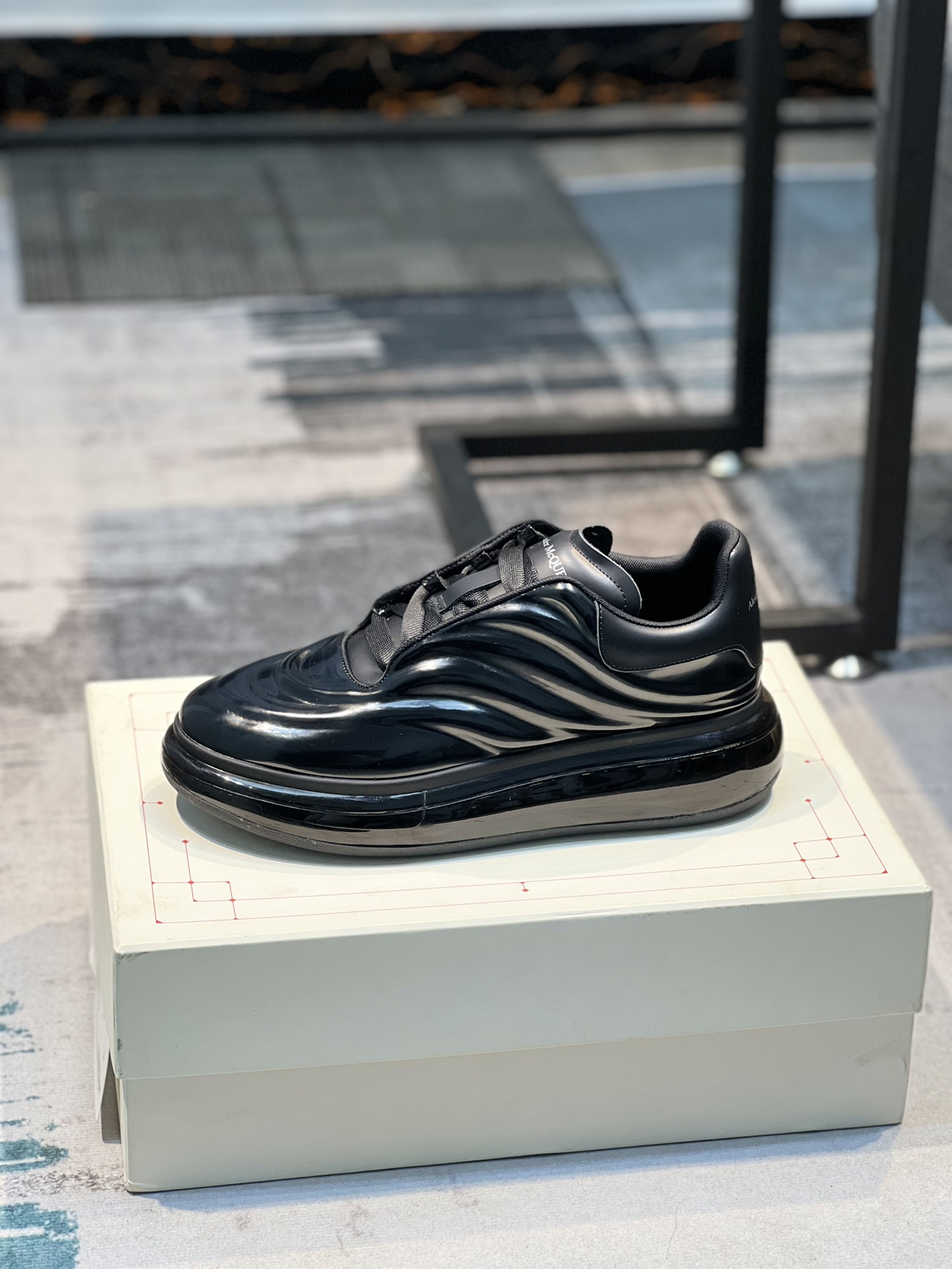 2022年最 麦昆 Alexander McQueen MQ。顶级版～男款先出🔺专柜正品拆解复制，耗时几个月终于完美呈现🔺从楦型.格位.皮料 .大底 ✔️中底 .鞋带 .鸡眼 .再到包装等️各个环节为追求完美.🔺原版白色鞋盒 布袋手提袋 发票、全套包装、多送一副鞋带1⃣面料：进来开边珠非市皮料 材料全是意大利进口化料制作而成2⃣内里：进口帆布垫脚：牛皮垫脚垫脚超清晰高温空压logo3⃣大底：原版私模TPU气垫底，软软舒服4⃣鸡眼：全钢鸡眼无需垫片不变形不掉色 pk市场 铁制造鸡眼 与开花鸡眼厚底设计 约4.5cm