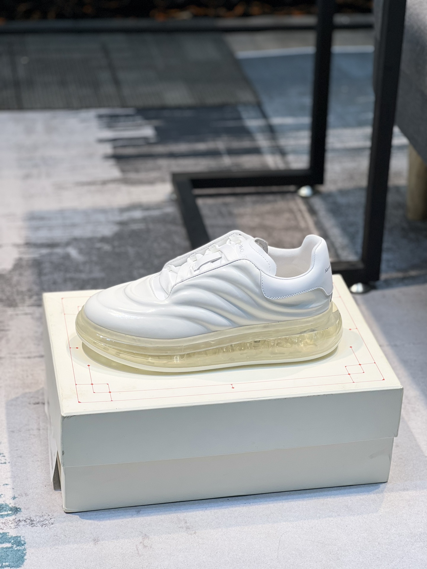 2022年最 麦昆 Alexander McQueen MQ。顶级版～男款先出🔺专柜正品拆解复制，耗时几个月终于完美呈现🔺从楦型.格位.皮料 .大底 ✔️中底 .鞋带 .鸡眼 .再到包装等️各个环节为追求完美.🔺原版白色鞋盒 布袋手提袋 发票、全套包装、多送一副鞋带1⃣面料：进来开边珠非市皮料 材料全是意大利进口化料制作而成2⃣内里：进口帆布垫脚：牛皮垫脚垫脚超清晰高温空压logo3⃣大底：原版私模TPU气垫底，软软舒服4⃣鸡眼：全钢鸡眼无需垫片不变形不掉色 pk市场 铁制造鸡眼 与开花鸡眼厚底设计 约4.5cm