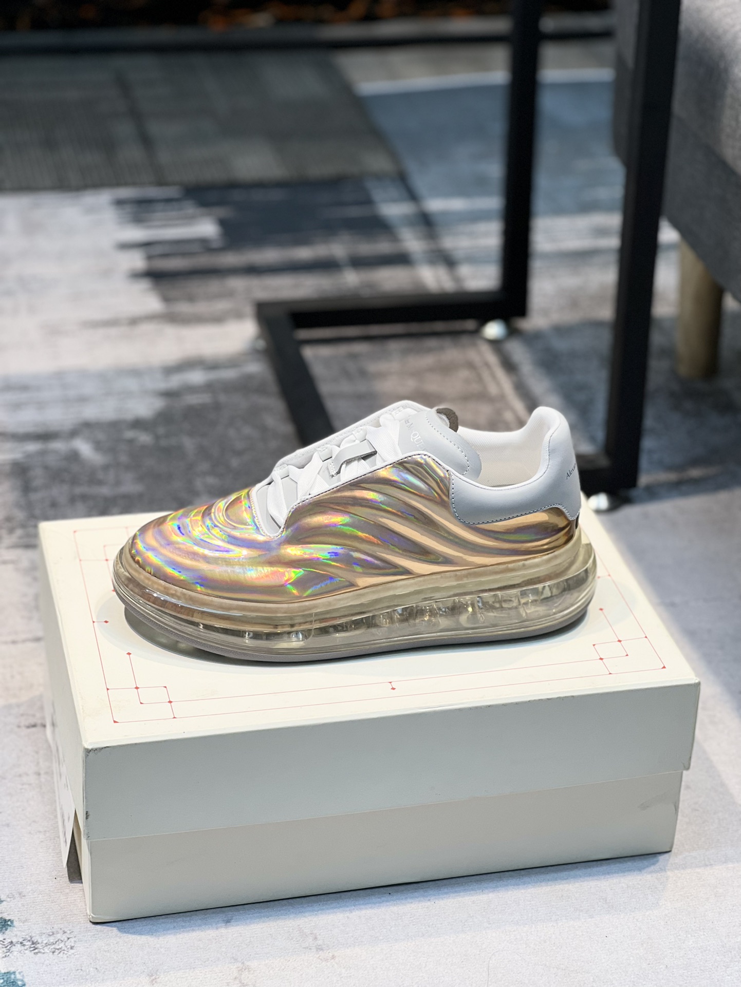 2022年最 麦昆 Alexander McQueen MQ。顶级版～男款先出🔺专柜正品拆解复制，耗时几个月终于完美呈现🔺从楦型.格位.皮料 .大底 ✔️中底 .鞋带 .鸡眼 .再到包装等️各个环节为追求完美.🔺原版白色鞋盒 布袋手提袋 发票、全套包装、多送一副鞋带1⃣面料：进来开边珠非市皮料 材料全是意大利进口化料制作而成2⃣内里：进口帆布垫脚：牛皮垫脚垫脚超清晰高温空压logo3⃣大底：原版私模TPU气垫底，软软舒服4⃣鸡眼：全钢鸡眼无需垫片不变形不掉色 pk市场 铁制造鸡眼 与开花鸡眼厚底设计 约4.5cm