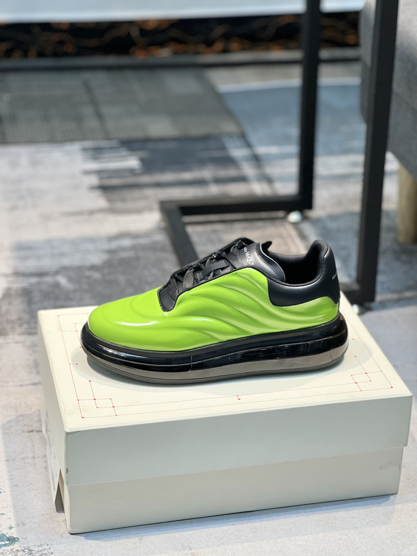 2022年最 麦昆 Alexander McQueen MQ。顶级版～男款先出🔺专柜正品拆解复制，耗时几个月终于完美呈现🔺从楦型.格位.皮料 .大底 ✔️中底 .鞋带 .鸡眼 .再到包装等️各个环节为追求完美.🔺原版白色鞋盒 布袋手提袋 发票、全套包装、多送一副鞋带1⃣面料：进来开边珠非市皮料 材料全是意大利进口化料制作而成2⃣内里：进口帆布垫脚：牛皮垫脚垫脚超清晰高温空压logo3⃣大底：原版私模TPU气垫底，软软舒服4⃣鸡眼：全钢鸡眼无需垫片不变形不掉色 pk市场 铁制造鸡眼 与开花鸡眼厚底设计 约4.5cm