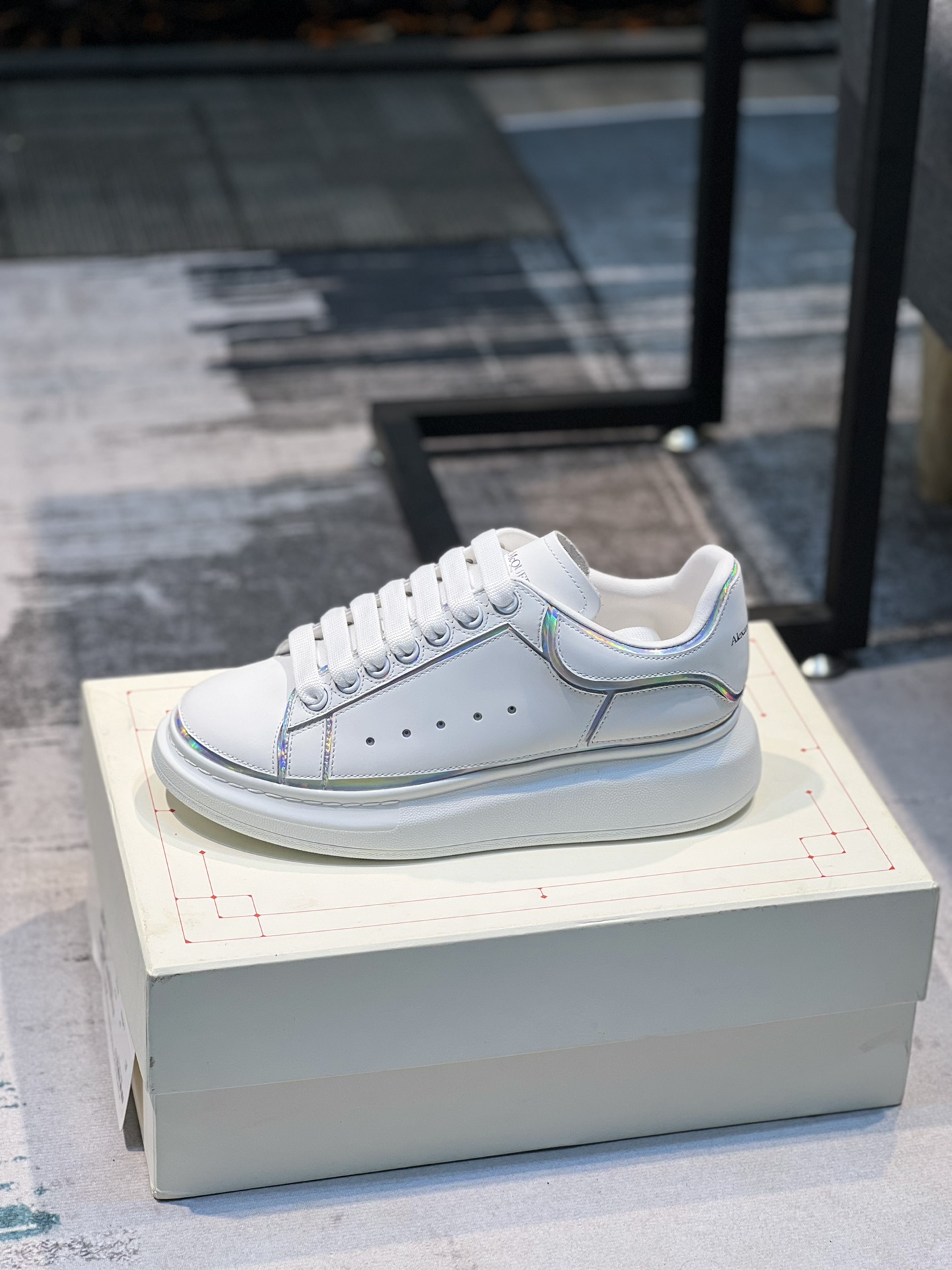 K5  2022年最 麦昆 Alexander McQueen MQ。顶级版～男款先出🔺专柜正品拆解复制，耗时几个月终于完美呈现🔺从楦型.格位.皮料 .大底 ✔️中底 .鞋带 .鸡眼 .再到包装等️各个环节为追求完美.🔺原版白色鞋盒 布袋手提袋 发票、全套包装、多送一副鞋带1⃣面料：进来开边珠非市皮料 材料全是意大利进口化料制作而成2⃣内里：进口帆布垫脚：牛皮垫脚垫脚超清晰高温空压logo3⃣大底：原版私模TPU气垫底，软软舒服4⃣鸡眼：全钢鸡眼无需垫片不变形不掉色 pk市场 铁制造鸡眼 与开花鸡眼厚底设计 约4.5cm