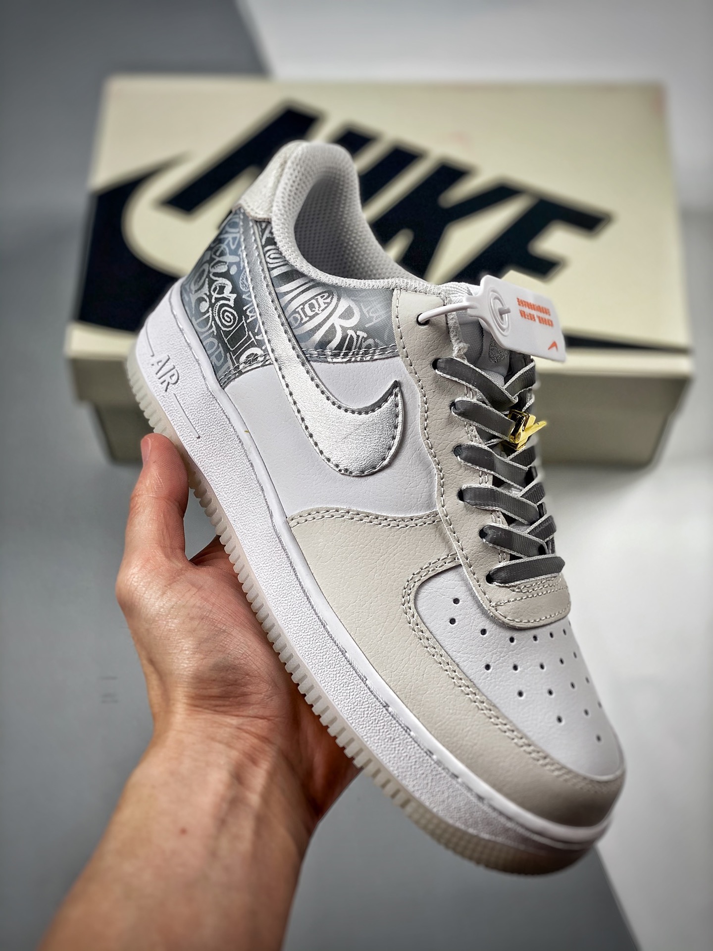-3 NK Air Force 1 "Space Silver" Air Force 1 "Plata Espacial", hebilla dorada 50 aniversario, sincronizado oficialmente…