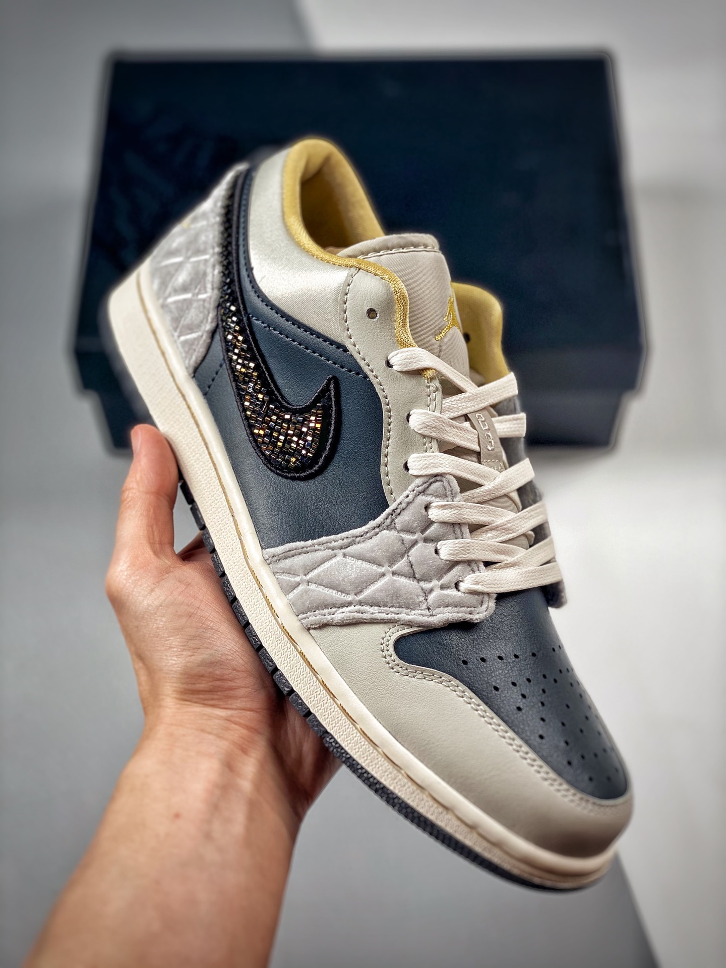 -4 Versión de verificación Air Jordan 1 Low Negro Gris Satinado, AJ1 low casual skate shoe, color oficial sincronizado,…