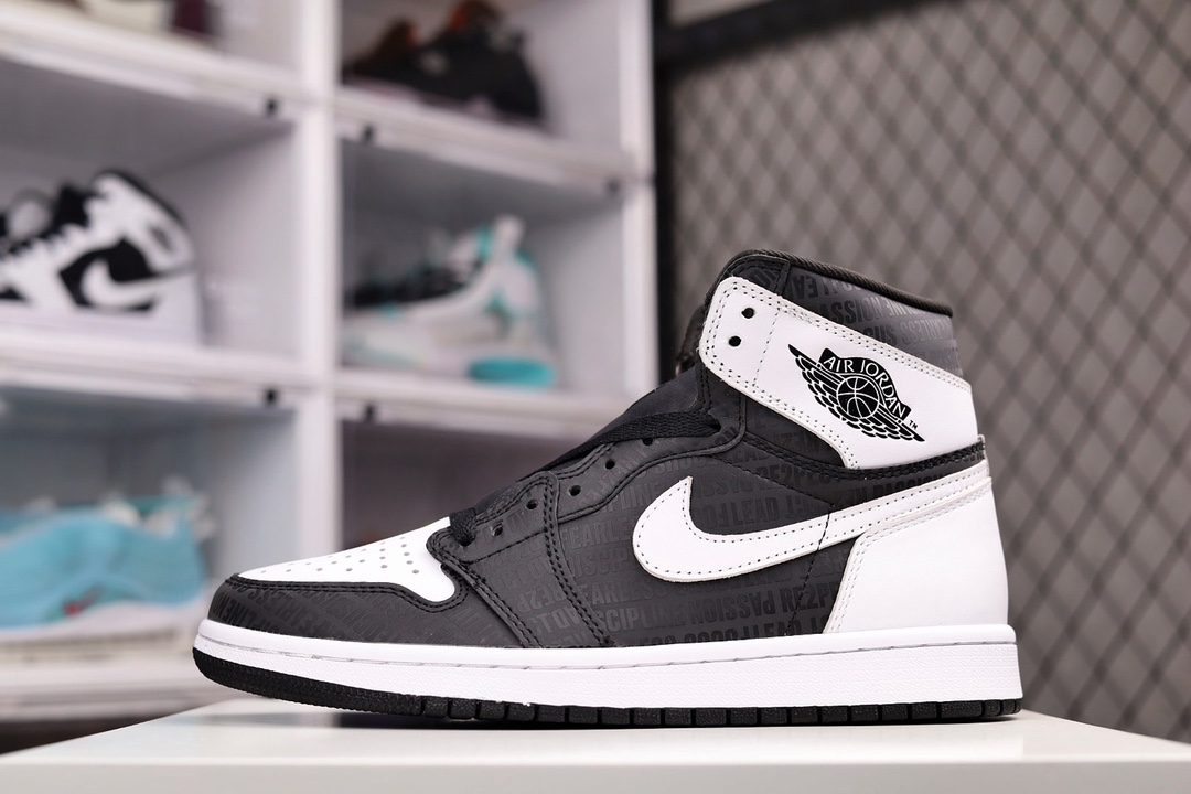 H5 乔丹Air Jordan 1 Retro High OGUniversity BlueAJ1代经典复古经典高帮百搭文化篮球鞋“3M反光黑白”这款Air Jordan 1搭配白色，大学蓝和黑色配色。尽管图像尚未泄漏，但预计它们的鞋面将具有白色皮革，而大学蓝则位于覆盖层上。其他细节将包括黑色装饰，中底为白色和蓝色橡胶外底