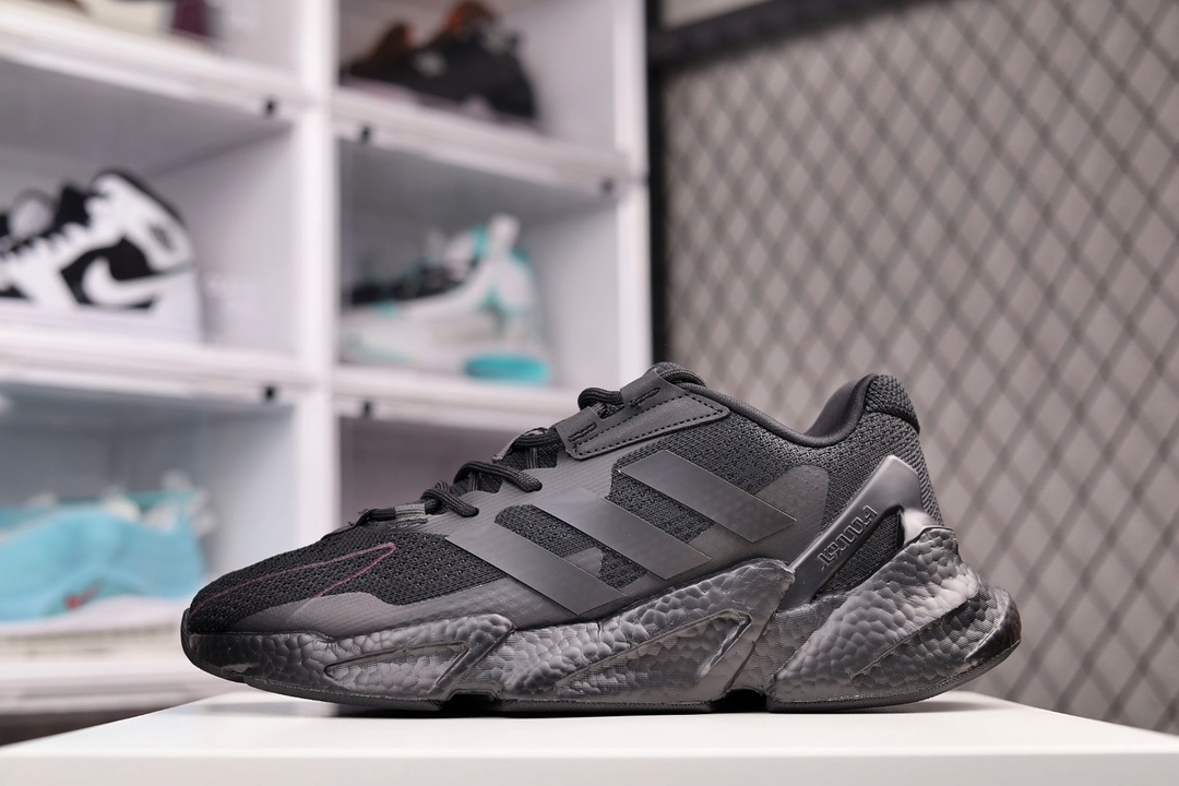 G0 纯原Get版本 Adidas Boost X F5 00L4 全新99系列复古爆米花跑鞋 整体造型极具速度感，与 Adidas ZX 系列相似的硬挺廓形。 鞋面以织面材质，搭配热固橡胶装饰，三角形贴面让鞋身呈现出满满的科技感与力量感。 中底以夸张的前后掌厚度差呈现，锯齿状廓形，后跟向外大幅延伸，设计非常拉风。 另外，这双鞋的外底花纹构成也非常独特，致密的小方格纹深浅不一。 前掌外沿还配有特殊处理的稳固模块，搭配 Boost 中底材质