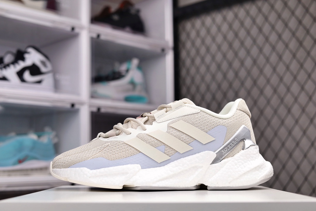 G0 纯原Get版本 Adidas Boost X F5 00L4 全新99系列复古爆米花跑鞋 整体造型极具速度感，与 Adidas ZX 系列相似的硬挺廓形。 鞋面以织面材质，搭配热固橡胶装饰，三角形贴面让鞋身呈现出满满的科技感与力量感。 中底以夸张的前后掌厚度差呈现，锯齿状廓形，后跟向外大幅延伸，设计非常拉风。 另外，这双鞋的外底花纹构成也非常独特，致密的小方格纹深浅不一。 前掌外沿还配有特殊处理的稳固模块，搭配 Boost 中底材质