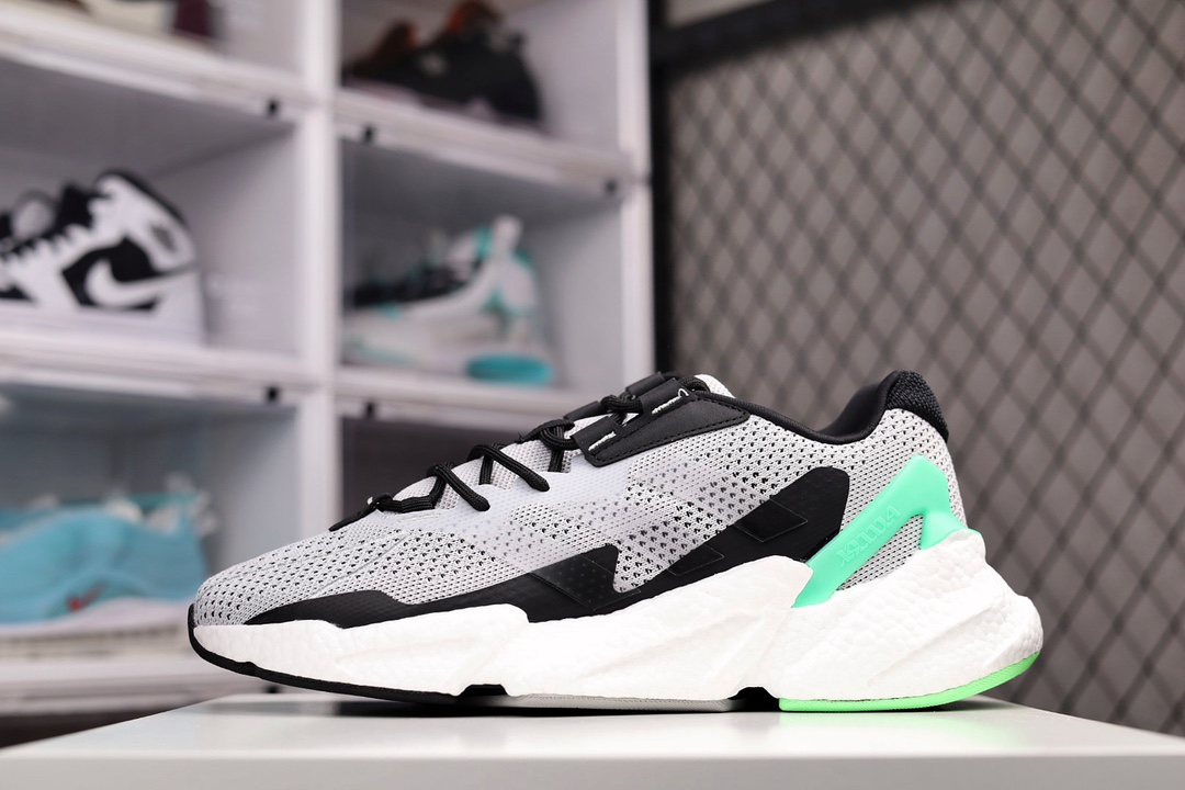 G0 纯原Get版本 Adidas Boost X F5 00L4 全新99系列复古爆米花跑鞋 整体造型极具速度感，与 Adidas ZX 系列相似的硬挺廓形。 鞋面以织面材质，搭配热固橡胶装饰，三角形贴面让鞋身呈现出满满的科技感与力量感。 中底以夸张的前后掌厚度差呈现，锯齿状廓形，后跟向外大幅延伸，设计非常拉风。 另外，这双鞋的外底花纹构成也非常独特，致密的小方格纹深浅不一。 前掌外沿还配有特殊处理的稳固模块，搭配 Boost 中底材质