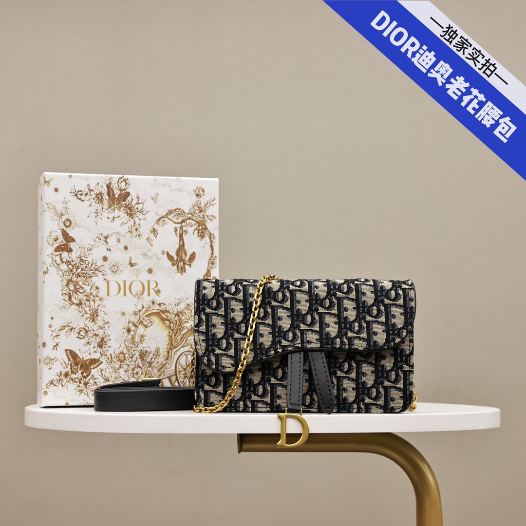 迪奥Dior老花马鞍腰包💰190 经典刺绣Do老花满印.金色复古金属配饰.内置1个拉链口袋.可拆卸肩带与链条.解锁超多背法.可在腰部佩戴或手拿或肩背等等. 规格:20*12*4cm