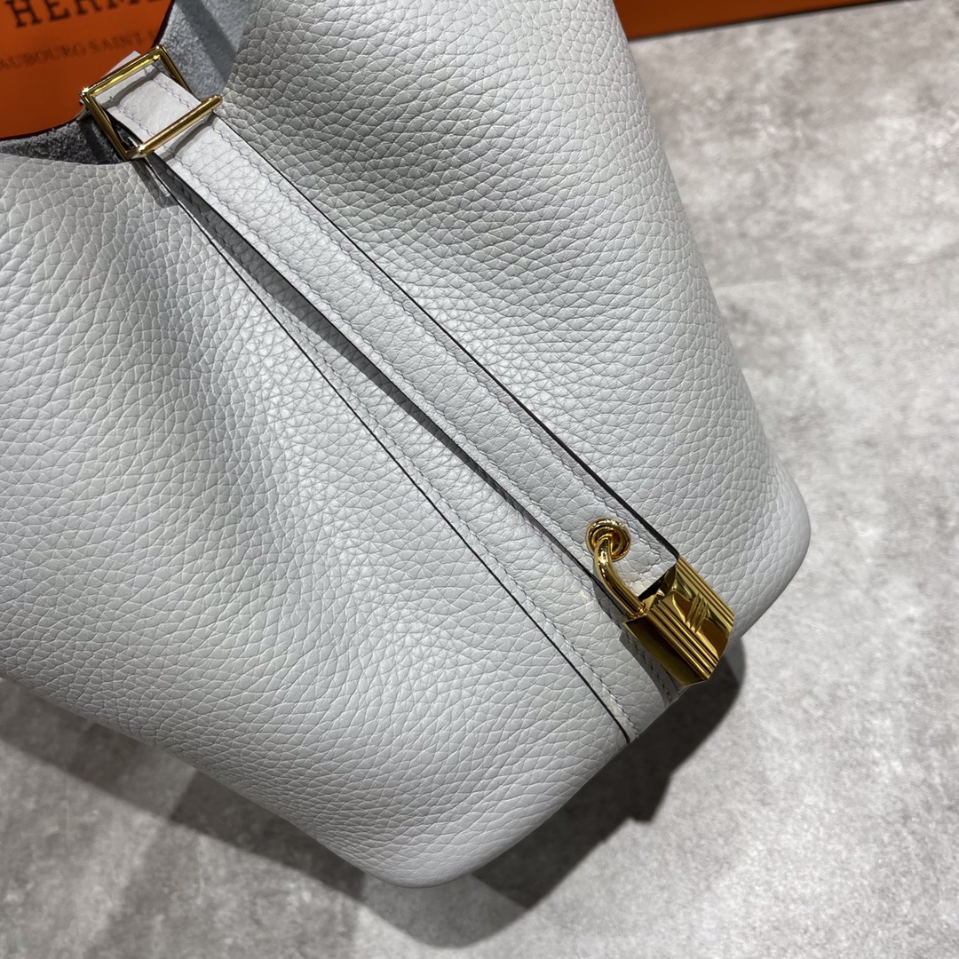 Hermès Happy Labor Day feedback700