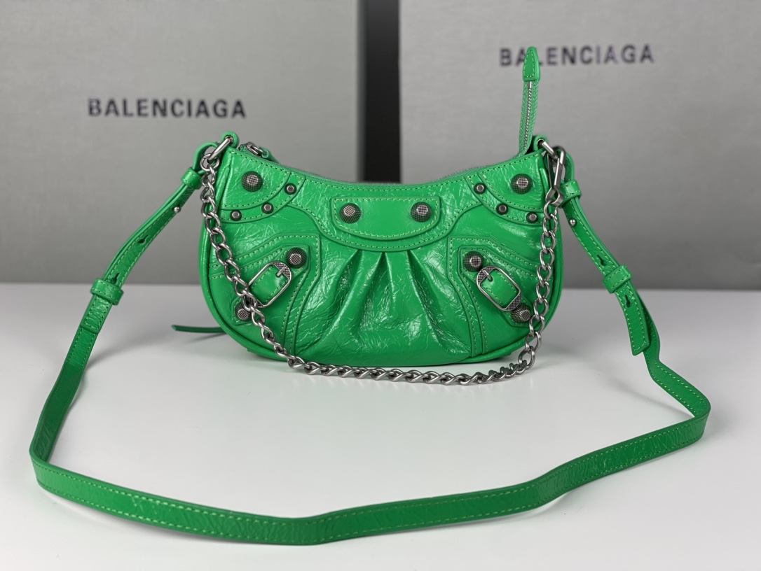 Il migliore
 Balenciaga Le Cagole Replica
 Borse Crossbody & Borse a Tracolla Verde Ragazza Pelle di cera d’olio Collezione estiva Catene