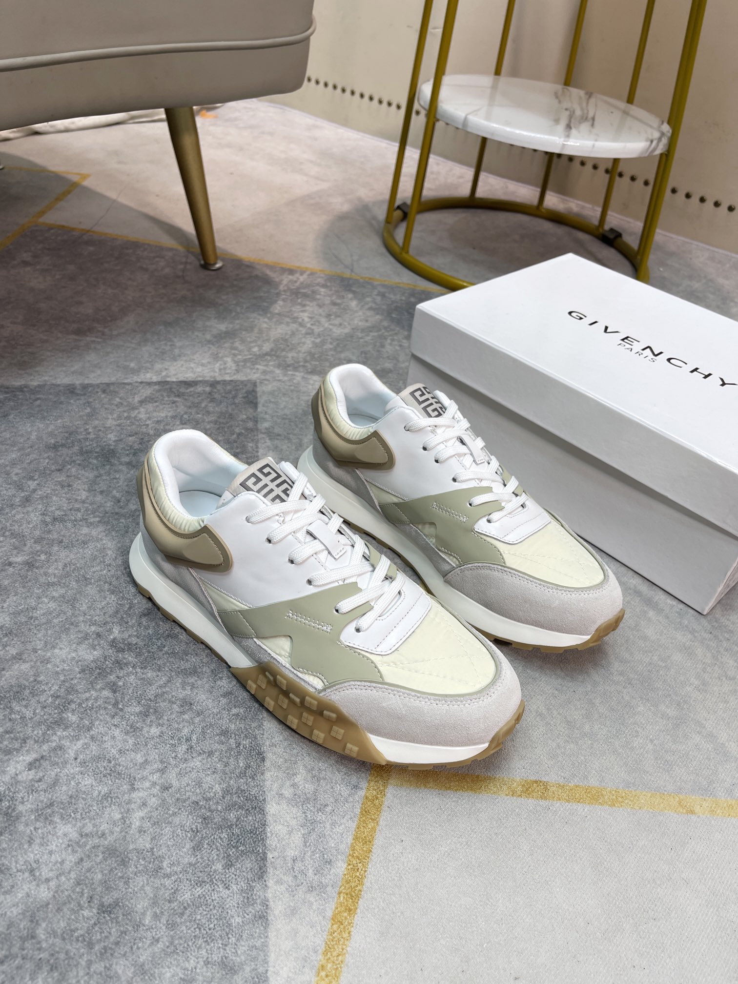 K5  Givenchy  纪梵希 Givenchy 标准码：男码38-44。45订做不退换等级：官网同款 高端品质材料：原版材质 舒适奢华真皮内里 原版大底款式类别：男士休闲运动板鞋颜色：6色可选。