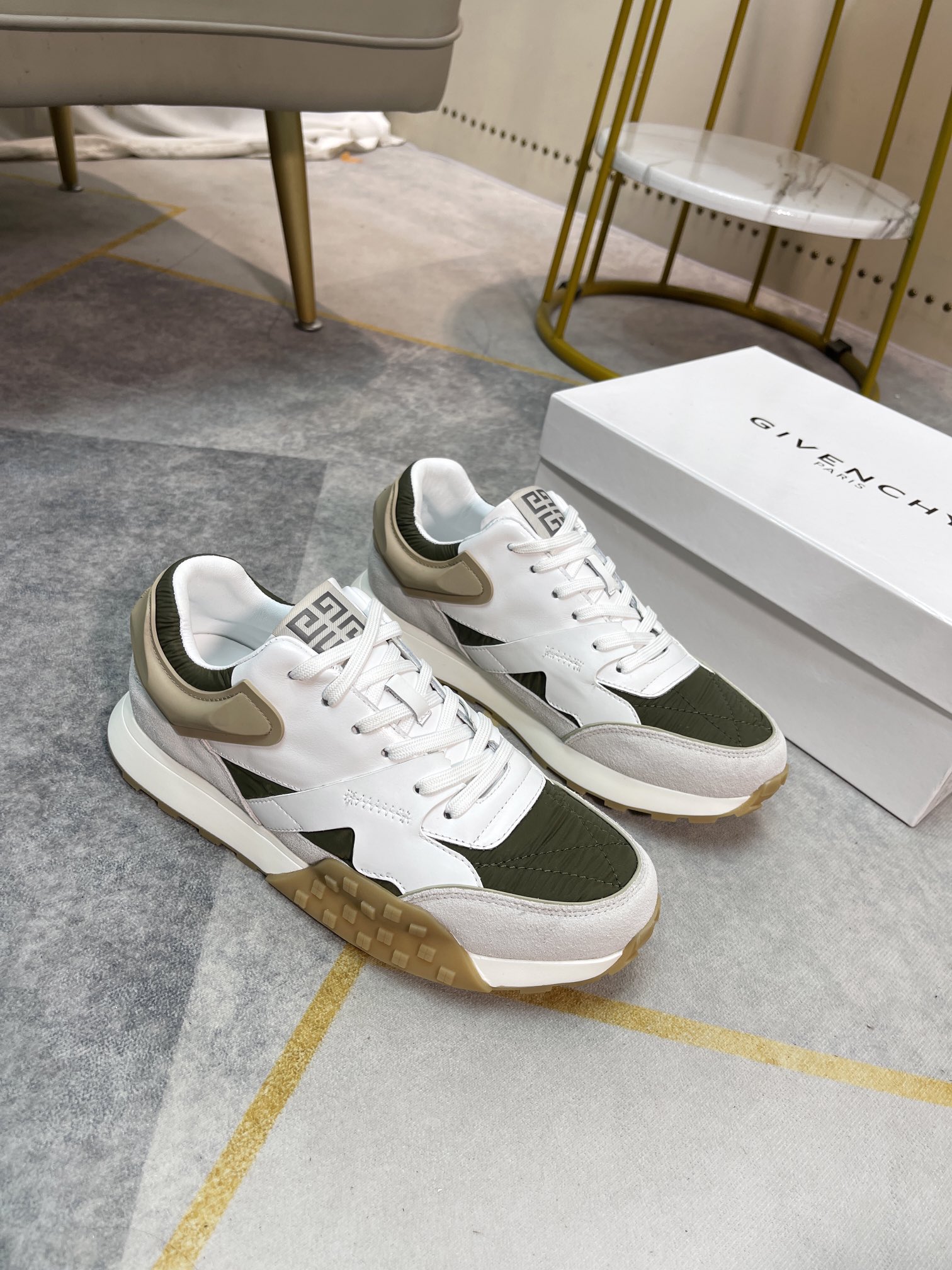 K5  Givenchy  纪梵希 Givenchy 标准码：男码38-44。45订做不退换等级：官网同款 高端品质材料：原版材质 舒适奢华真皮内里 原版大底款式类别：男士休闲运动板鞋颜色：6色可选。