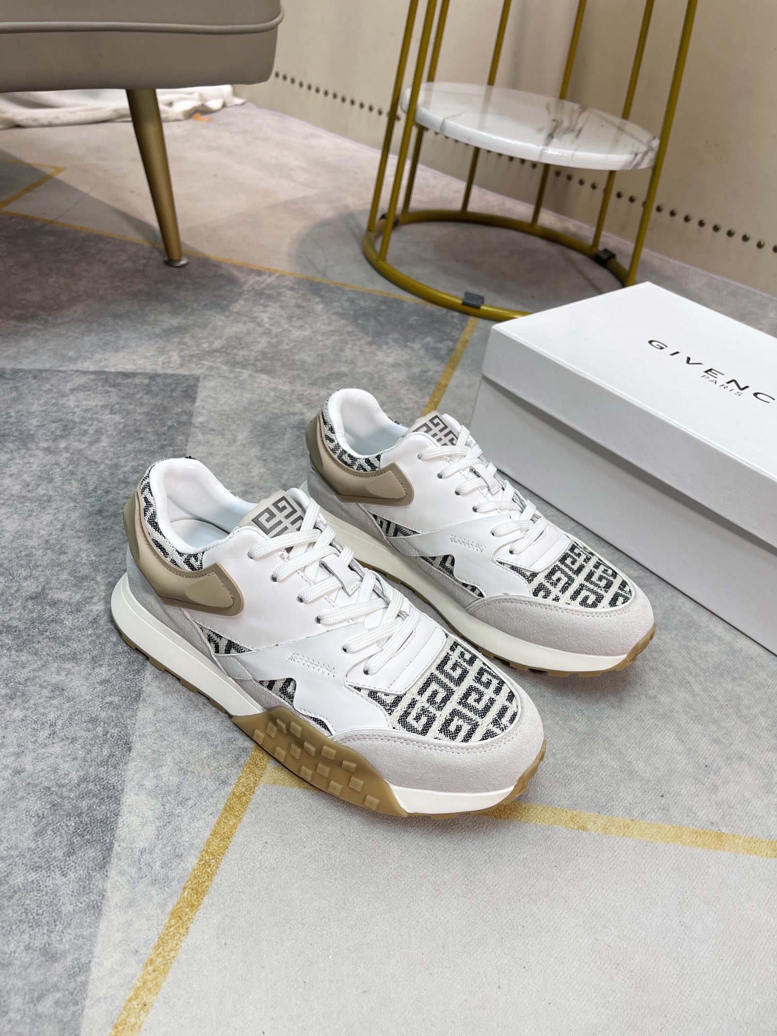 K5  Givenchy  纪梵希 Givenchy 标准码：男码38-44。45订做不退换等级：官网同款 高端品质材料：原版材质 舒适奢华真皮内里 原版大底款式类别：男士休闲运动板鞋颜色：6色可选。