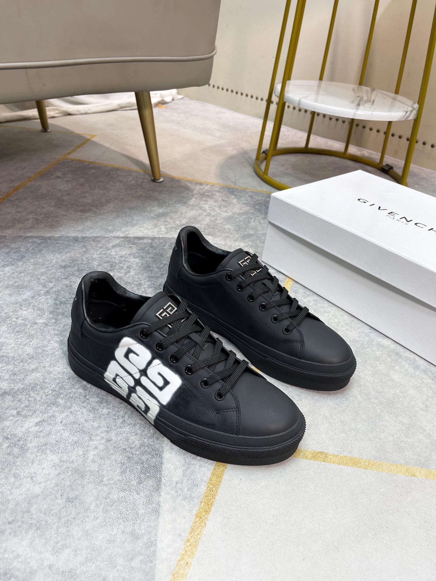 J5  Givenchy  纪梵希 Givenchy 标准码：男码38-44。45订做不退换等级：官网同款 高端品质材料：原版材质 舒适奢华真皮内里 原版大底款式类别：男士休闲运动板鞋颜色：6色可选。