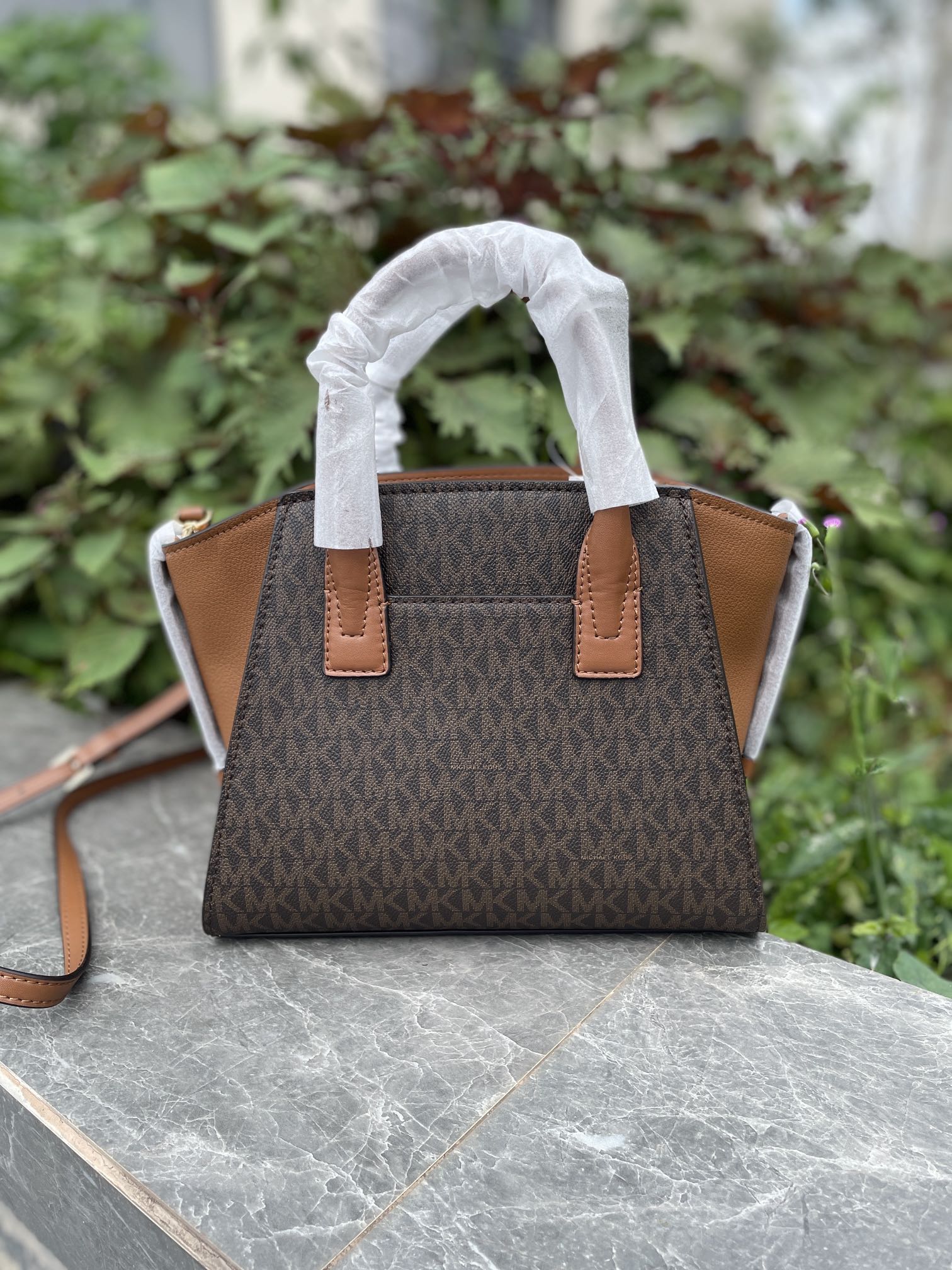 Michael Kors 新款小号饺子包，pV啡拼椋