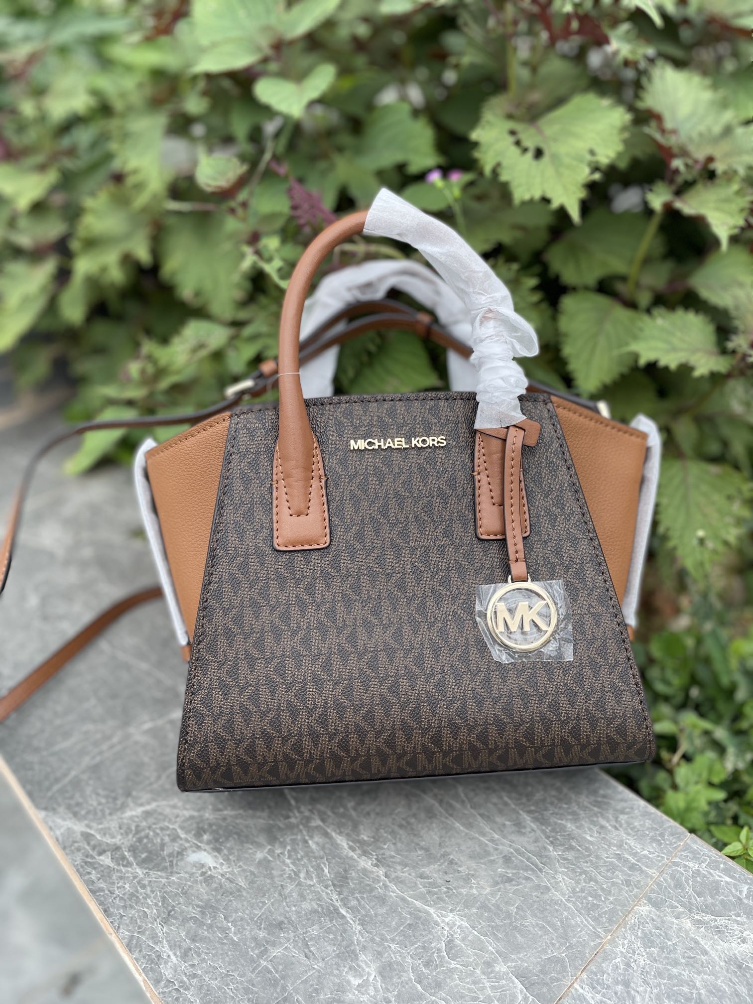 Michael Kors 新款小号饺子包，pV啡拼椋