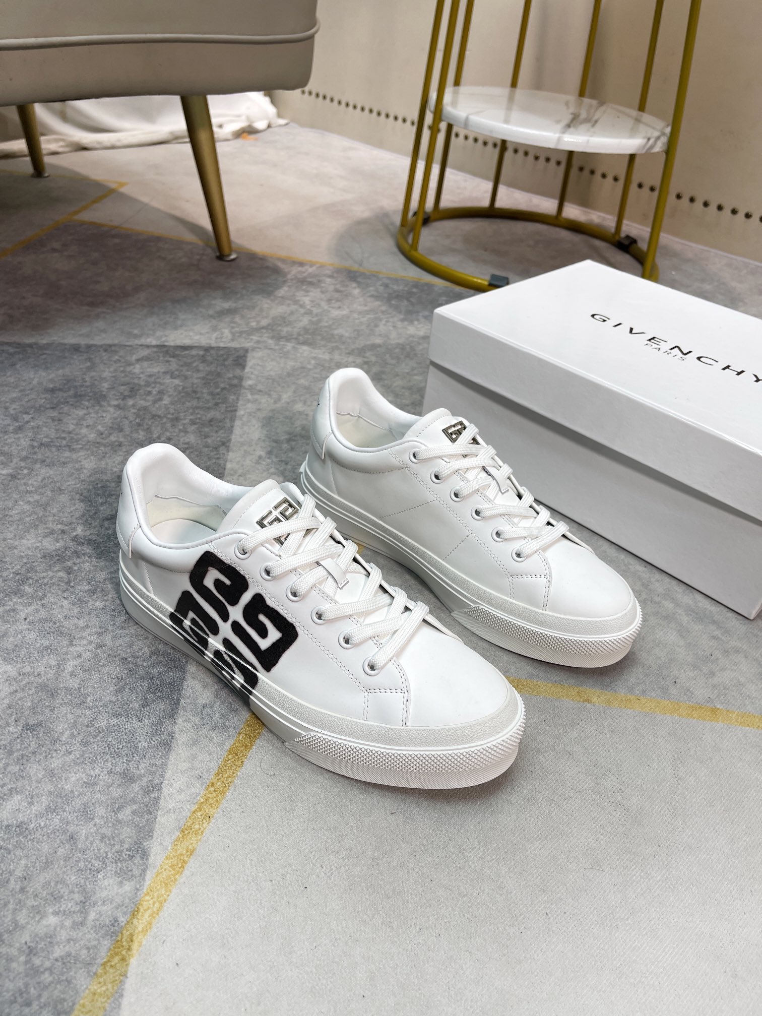 J5  Givenchy  纪梵希 Givenchy 标准码：男码38-44。45订做不退换等级：官网同款 高端品质材料：原版材质 舒适奢华真皮内里 原版大底款式类别：男士休闲运动板鞋颜色：6色可选。