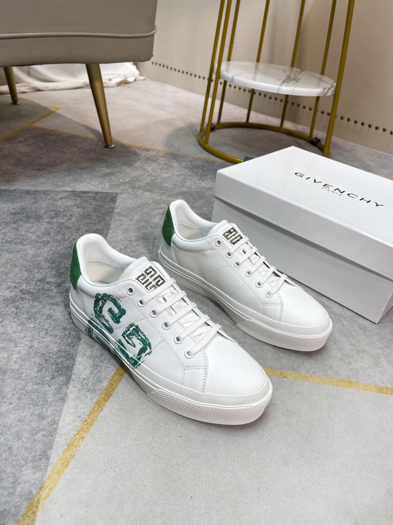 J5  Givenchy  纪梵希 Givenchy 标准码：男码38-44。45订做不退换等级：官网同款 高端品质材料：原版材质 舒适奢华真皮内里 原版大底款式类别：男士休闲运动板鞋颜色：6色可选。