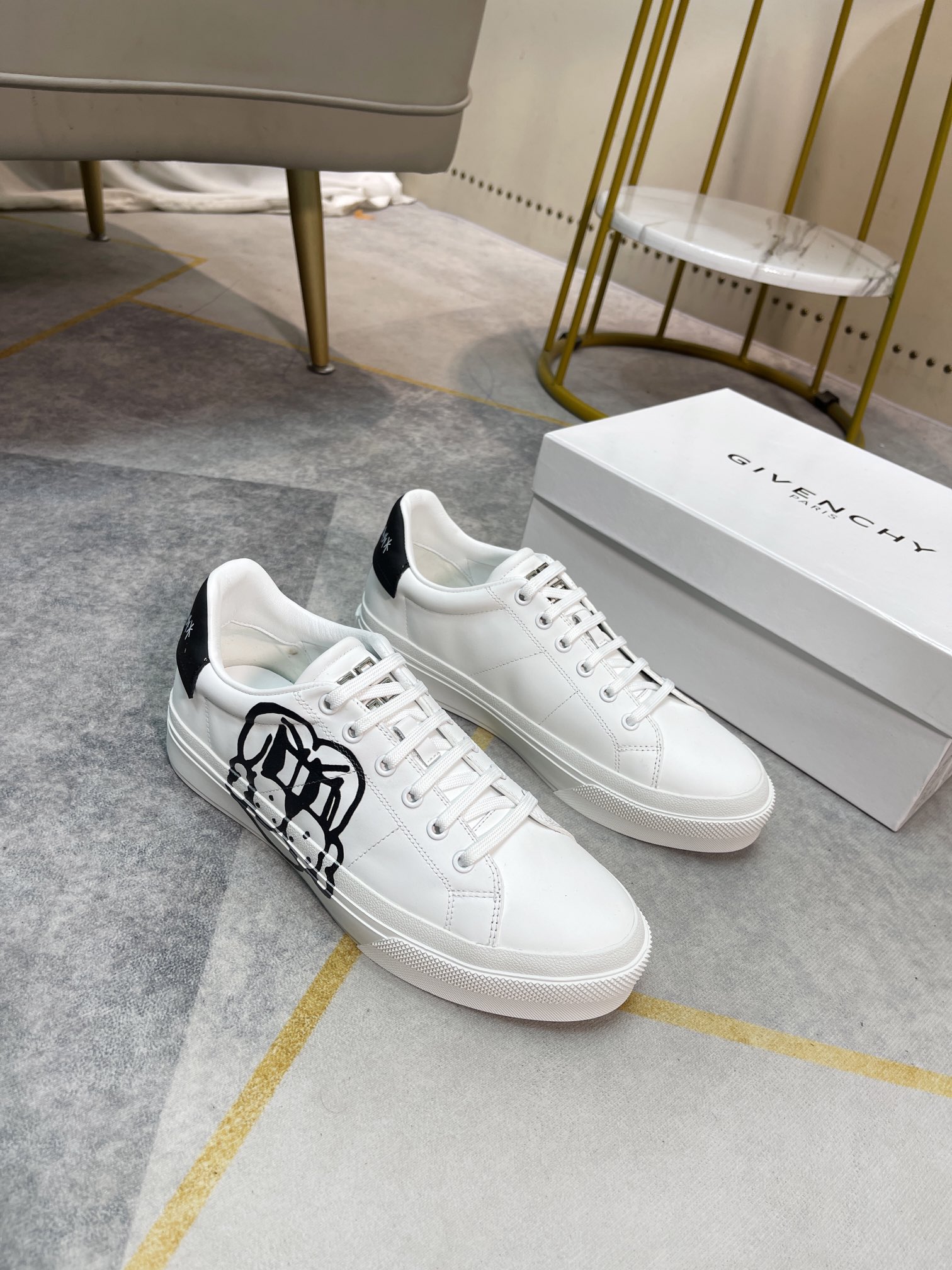 J5  Givenchy  纪梵希 Givenchy 标准码：男码38-44。45订做不退换等级：官网同款 高端品质材料：原版材质 舒适奢华真皮内里 原版大底款式类别：男士休闲运动板鞋颜色：6色可选。