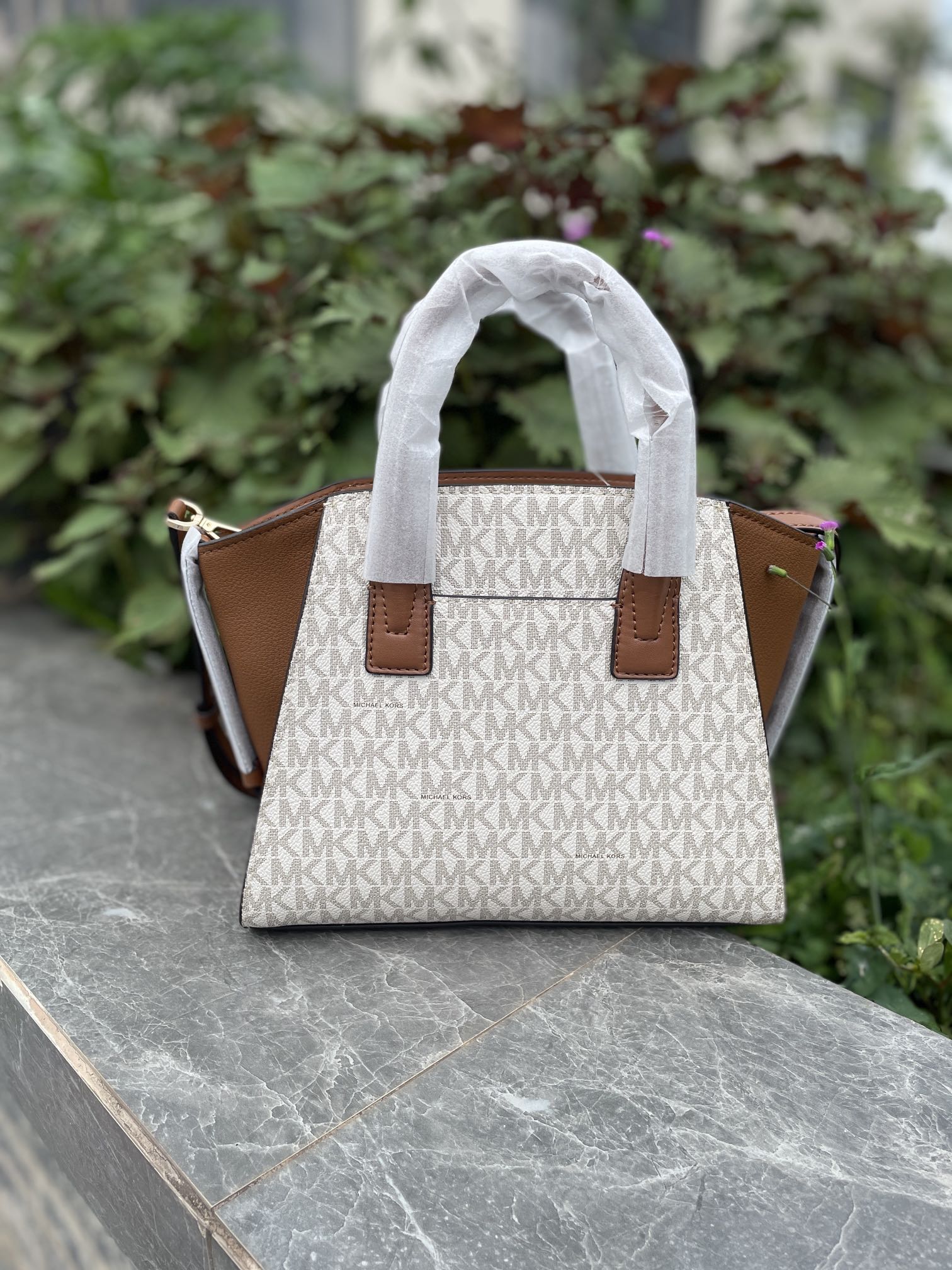 Michael Kors 新款小号饺子包，pV白拼棕