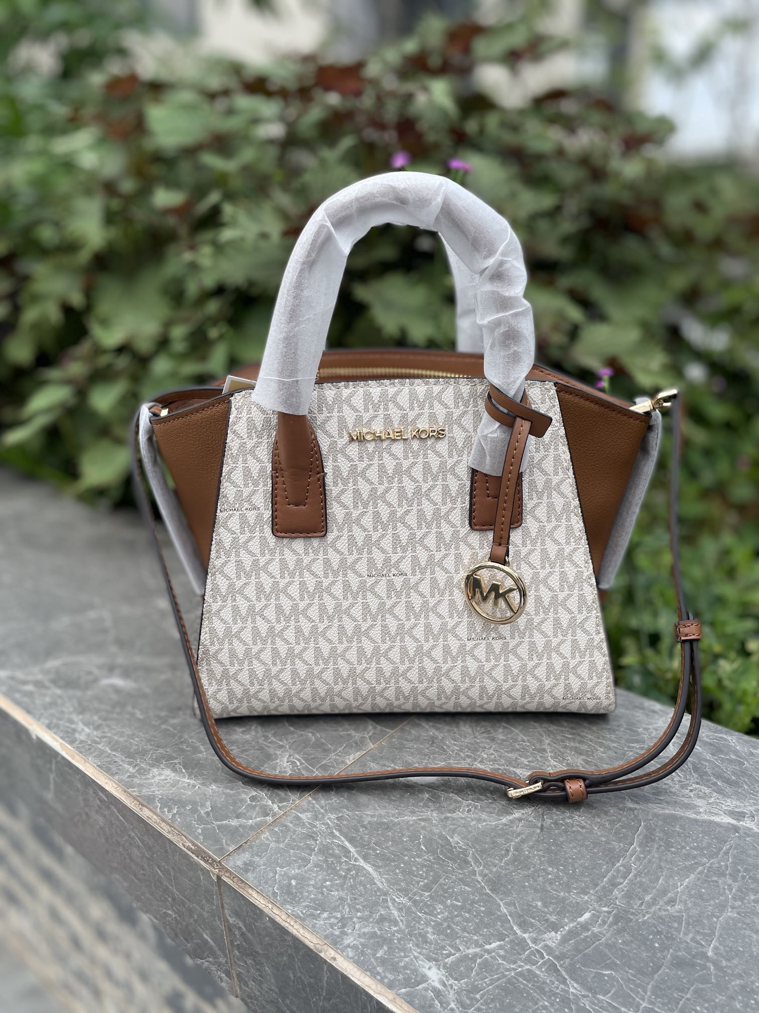 Michael Kors 新款小号饺子包，pV白拼棕