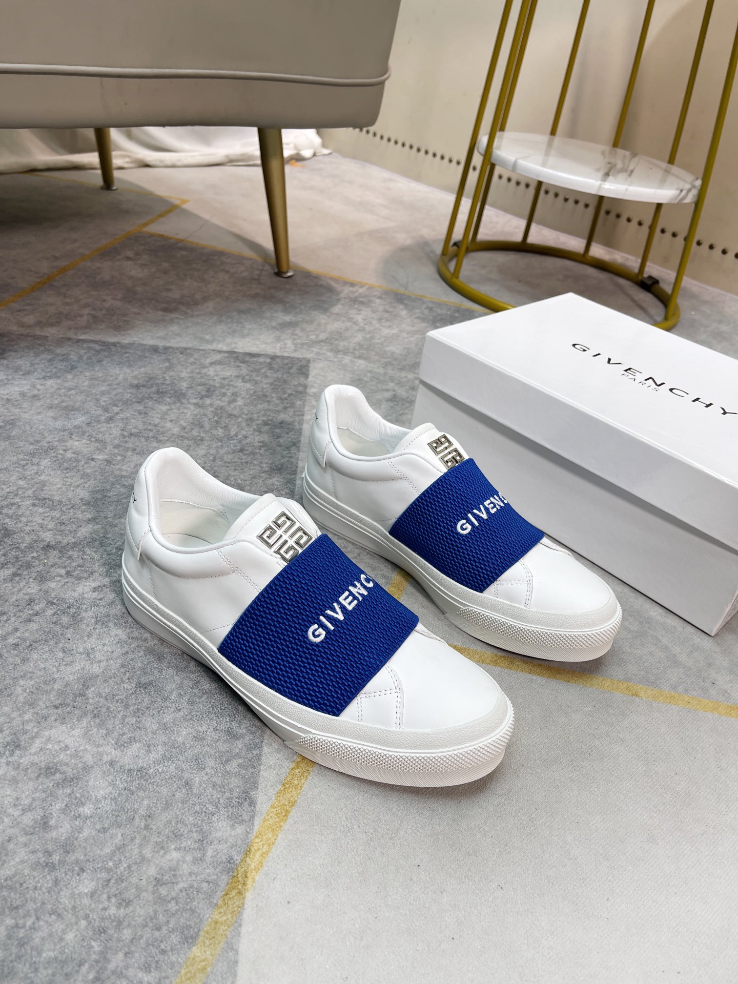 J0  Givenchy  纪梵希 Givenchy 标准码：男码38-44。45订做不退换材料：原版材质 舒适奢华真皮内里，精美刺绣，原版大底款式类别：男士休闲运动板鞋