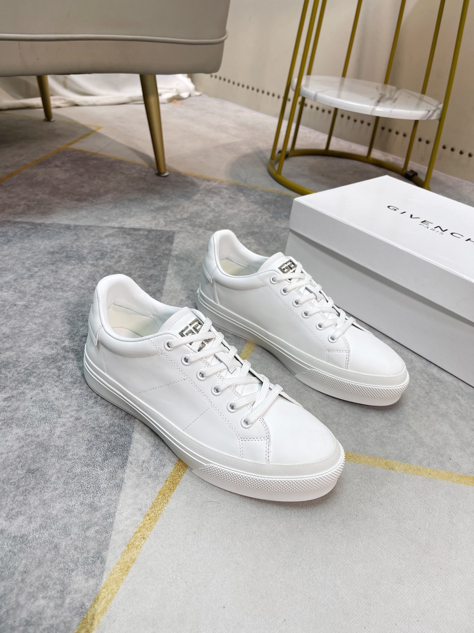 J0  Givenchy  纪梵希 Givenchy 标准码：男码38-44。45订做不退换材料：原版材质 舒适奢华真皮内里，精美刺绣，原版大底款式类别：男士休闲运动板鞋