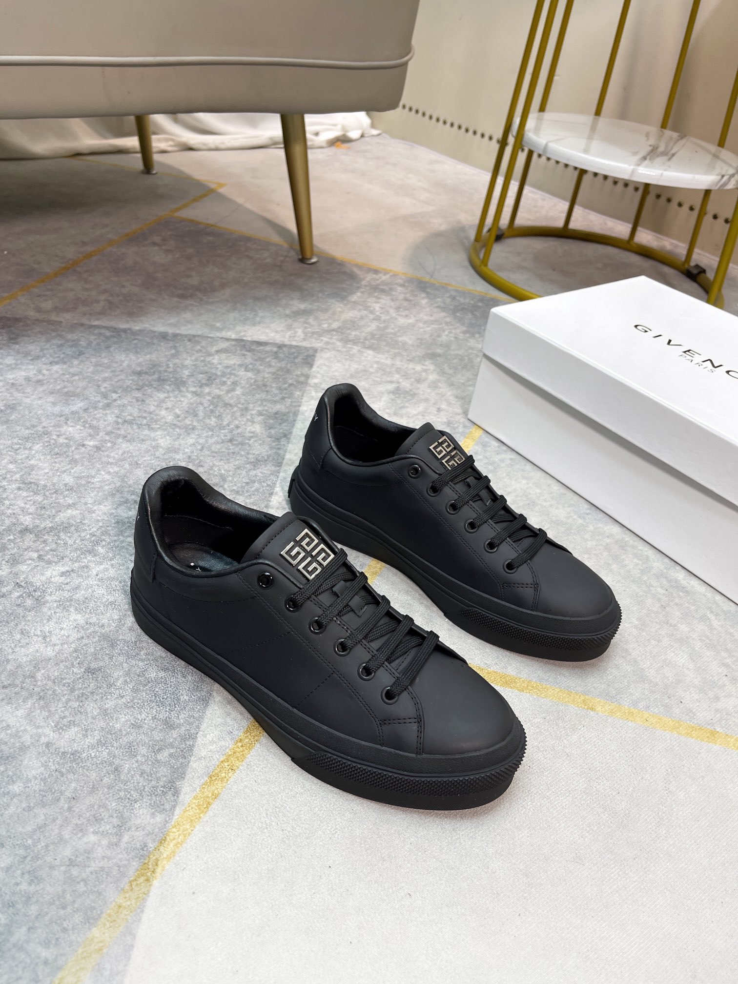 J0  Givenchy  纪梵希 Givenchy 标准码：男码38-44。45订做不退换材料：原版材质 舒适奢华真皮内里，精美刺绣，原版大底款式类别：男士休闲运动板鞋