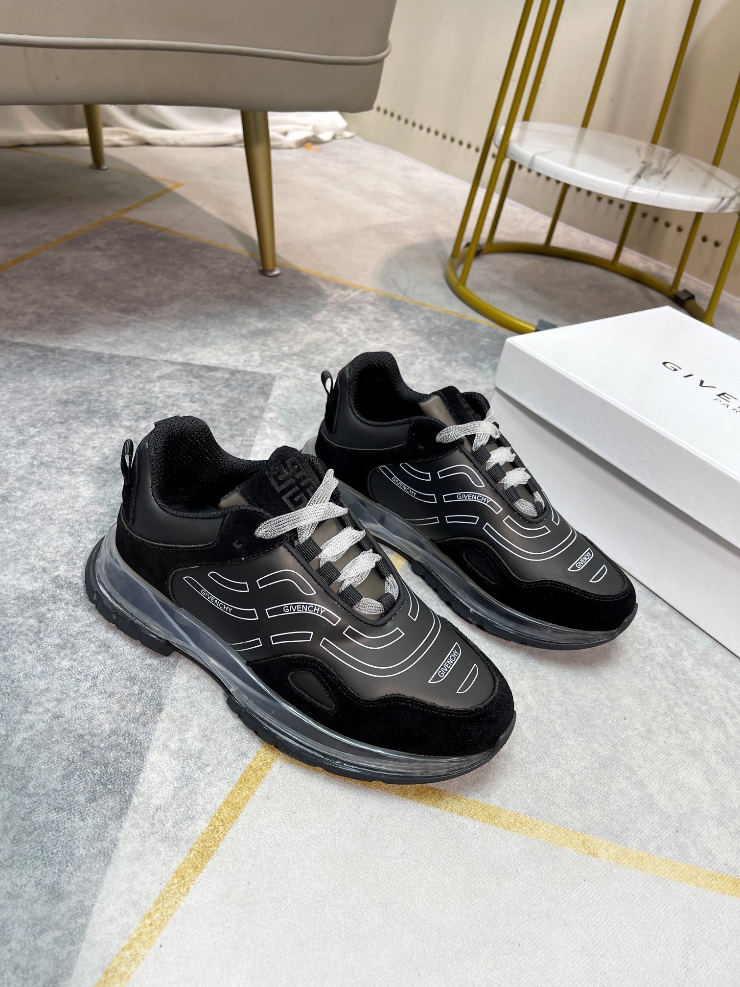 J5  Givenchy  纪梵希 Givenchy 标准码：男码38-44。45订做不退换材料：原版材质 舒适奢华真皮内里，精美刺绣，原版气垫大底款式类别：男士休闲运动板鞋