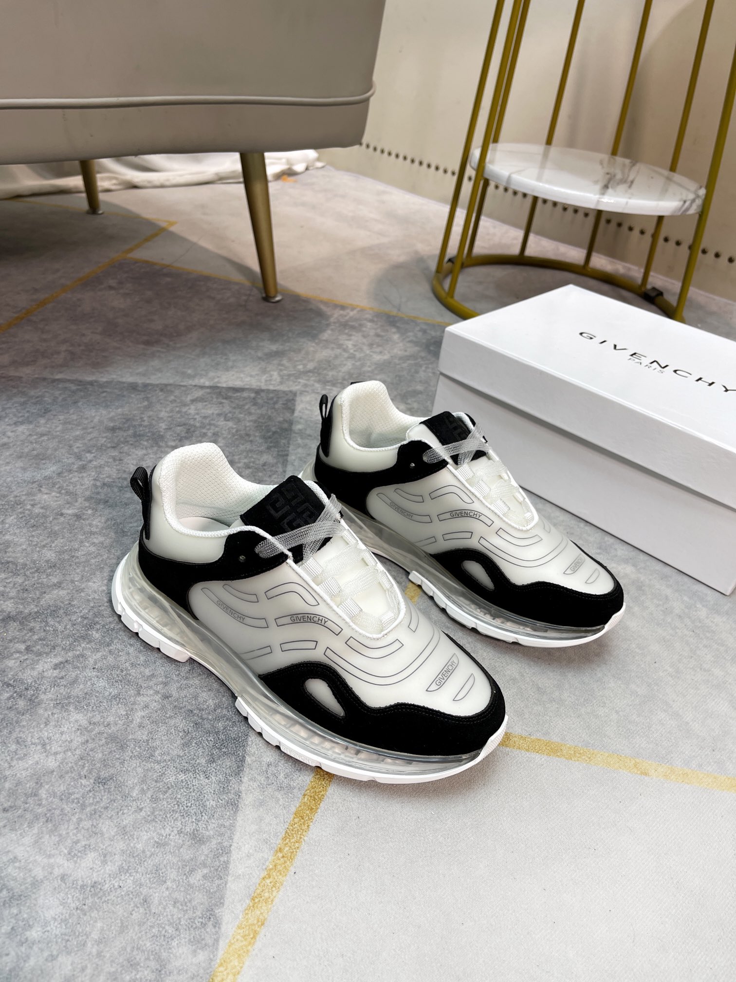 J5  Givenchy  纪梵希 Givenchy 标准码：男码38-44。45订做不退换材料：原版材质 舒适奢华真皮内里，精美造型，原版气垫大底款式类别：男士休闲运动板鞋