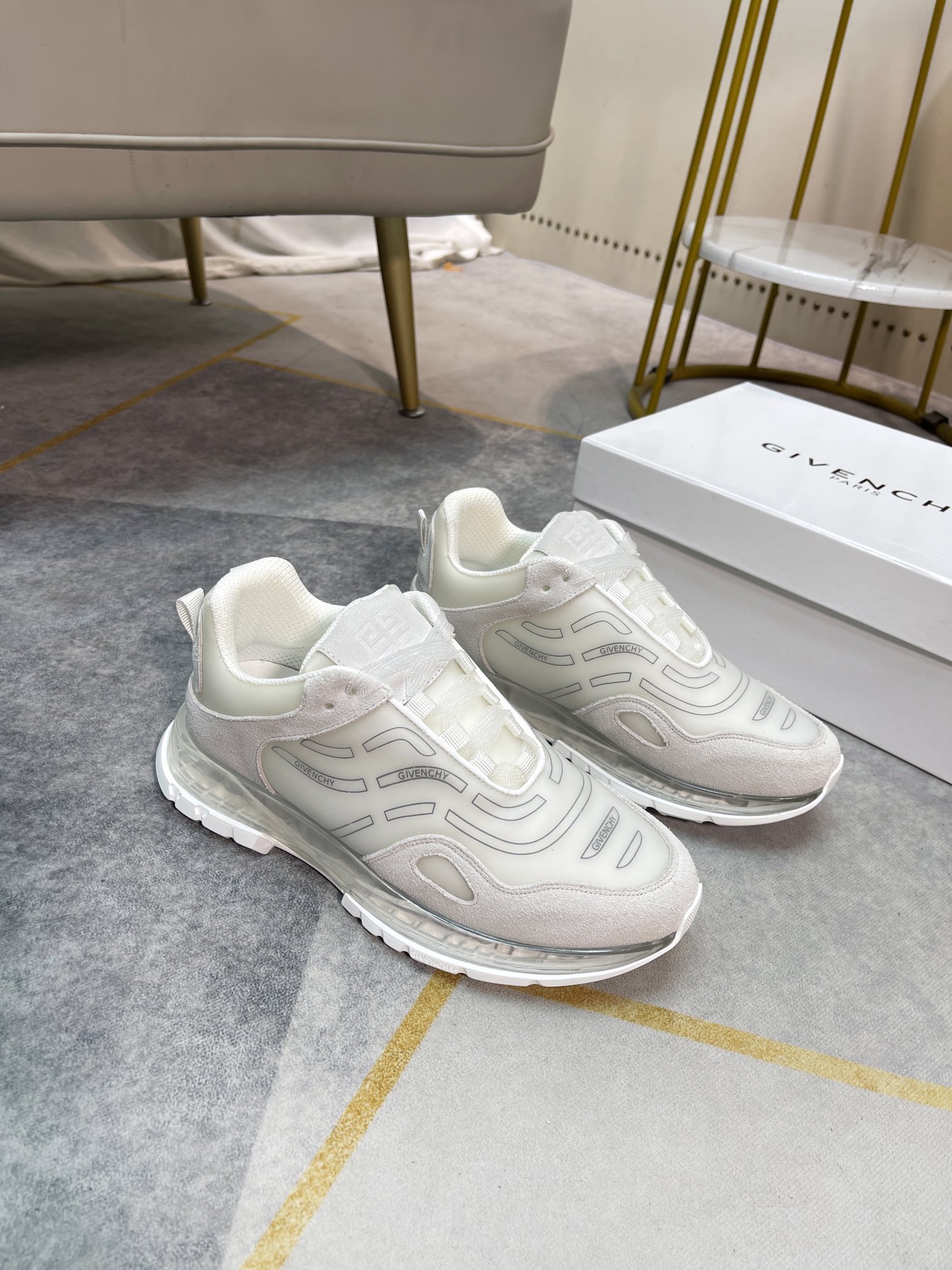 J5  Givenchy  纪梵希 Givenchy 标准码：男码38-44。45订做不退换材料：原版材质 舒适奢华真皮内里，精美造型，原版气垫大底款式类别：男士休闲运动板鞋