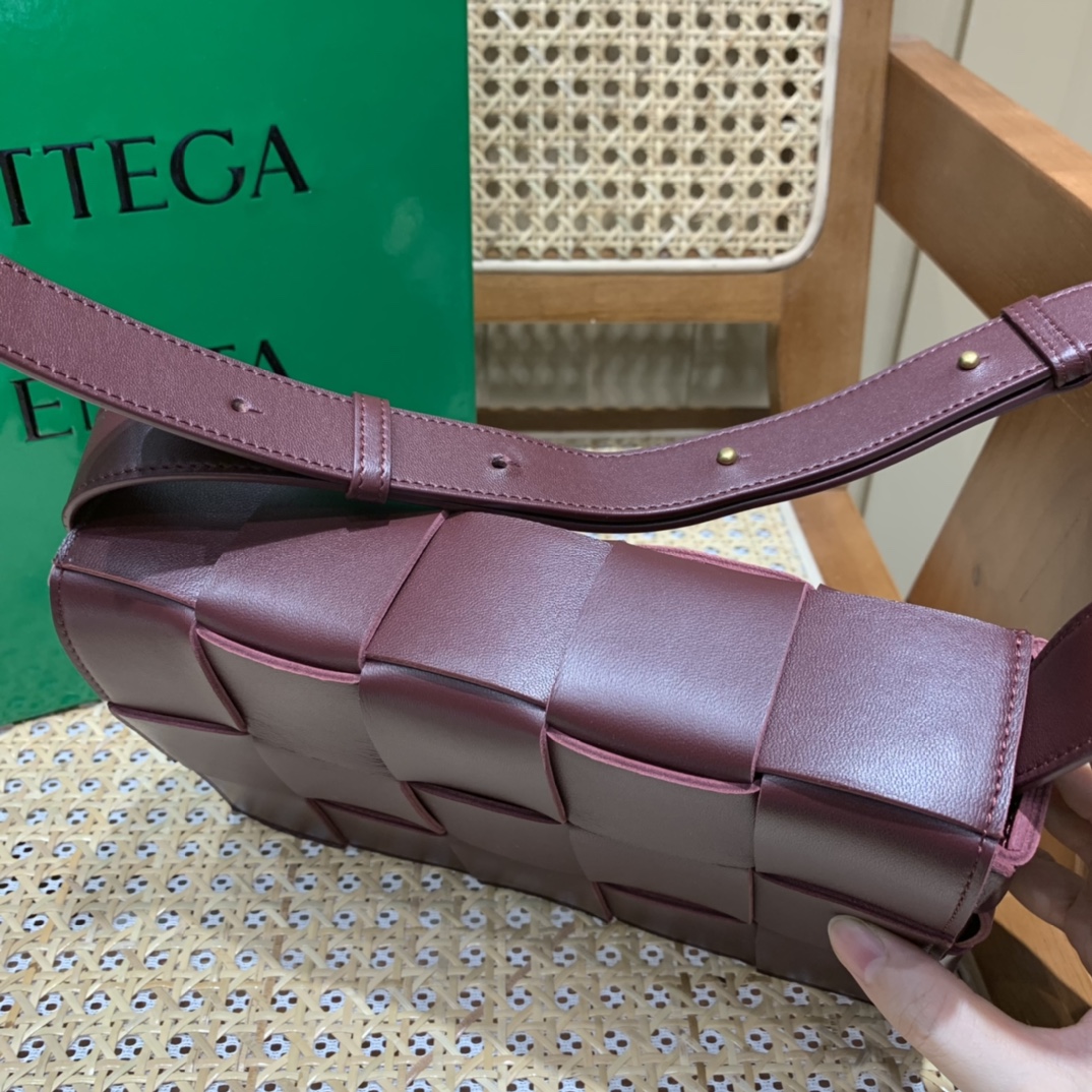 Bottega Veneta CASSETTE 23CM 编织皮革方盒斜挎包 578004波尔多酒红