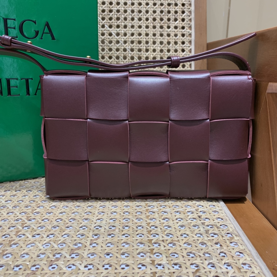 Bottega Veneta CASSETTE 23CM 编织皮革方盒斜挎包 578004波尔多酒红