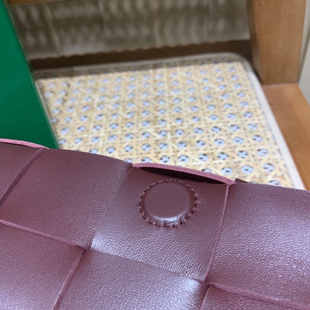Bottega Veneta CASSETTE 23CM 编织皮革方盒斜挎包 578004波尔多酒红