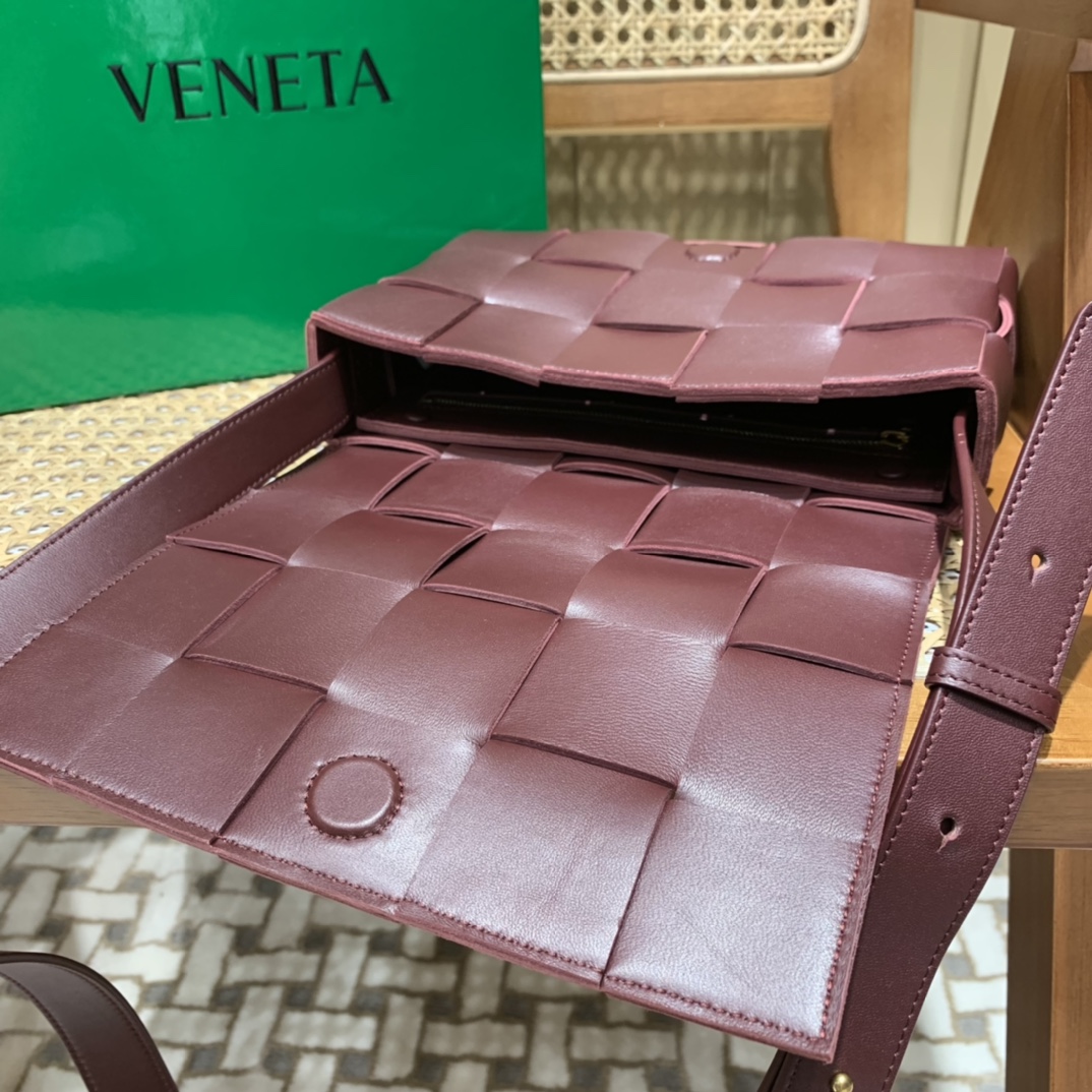Bottega Veneta CASSETTE 23CM 编织皮革方盒斜挎包 578004波尔多酒红