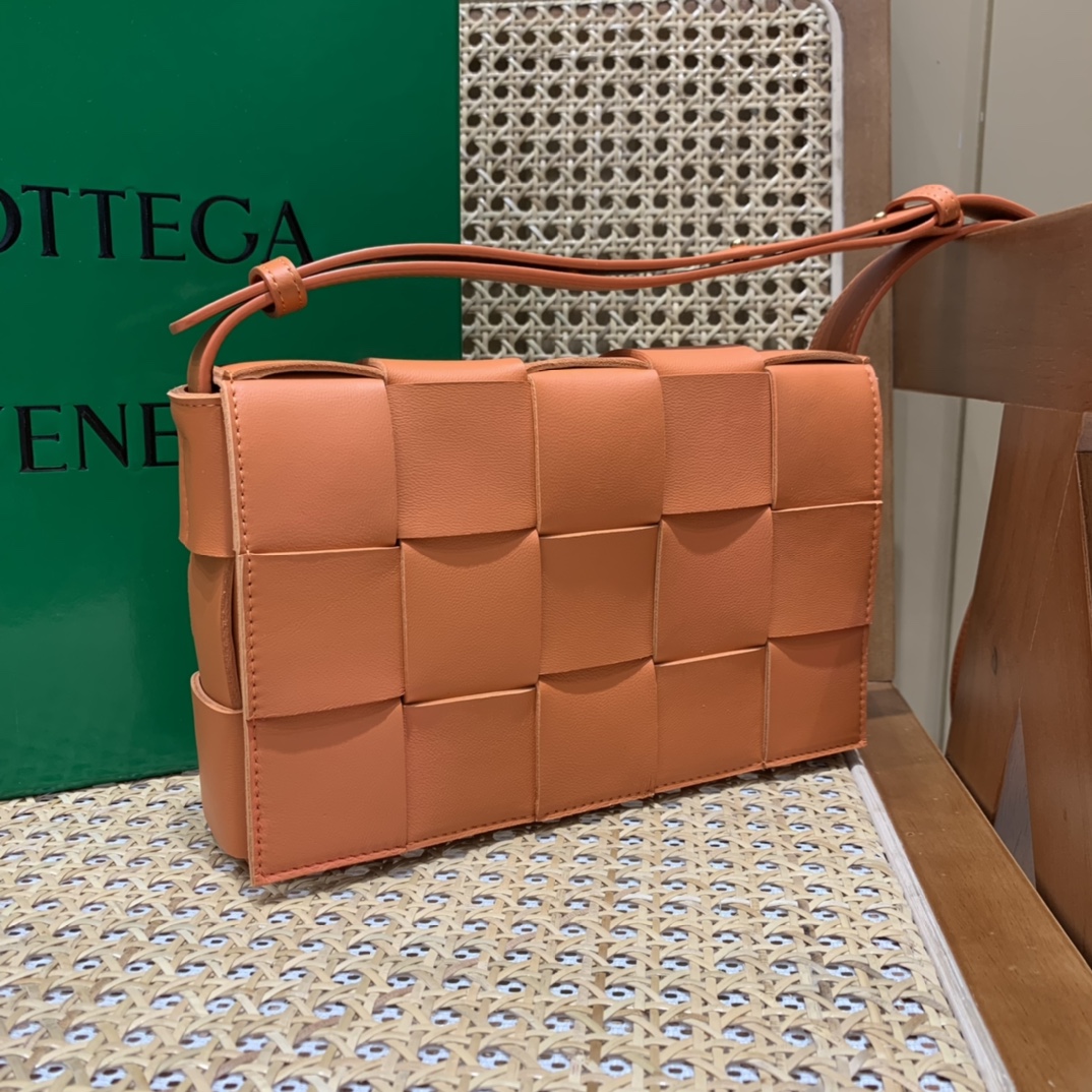 Bottega Veneta CASSETTE 23CM 编织皮革方盒斜挎包 578004亮橙色