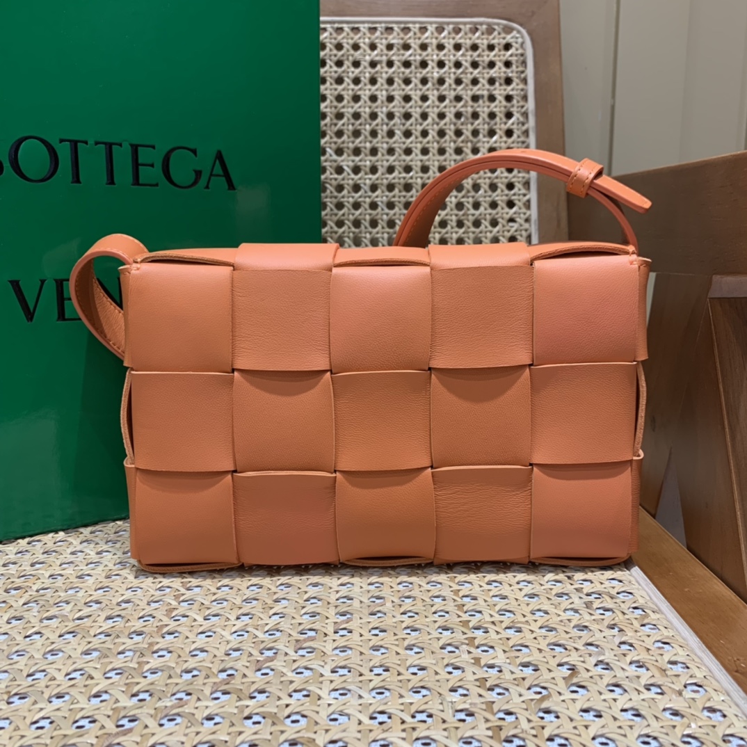 Bottega Veneta CASSETTE 23CM 编织皮革方盒斜挎包 578004亮橙色