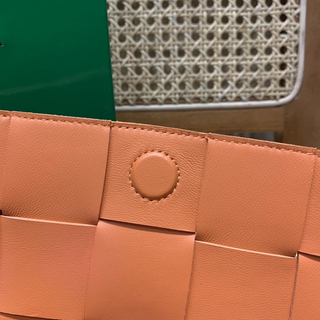 Bottega Veneta CASSETTE 23CM 编织皮革方盒斜挎包 578004亮橙色
