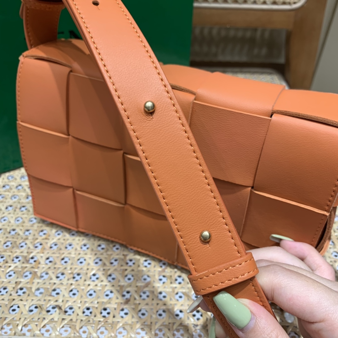 Bottega Veneta CASSETTE 23CM 编织皮革方盒斜挎包 578004亮橙色