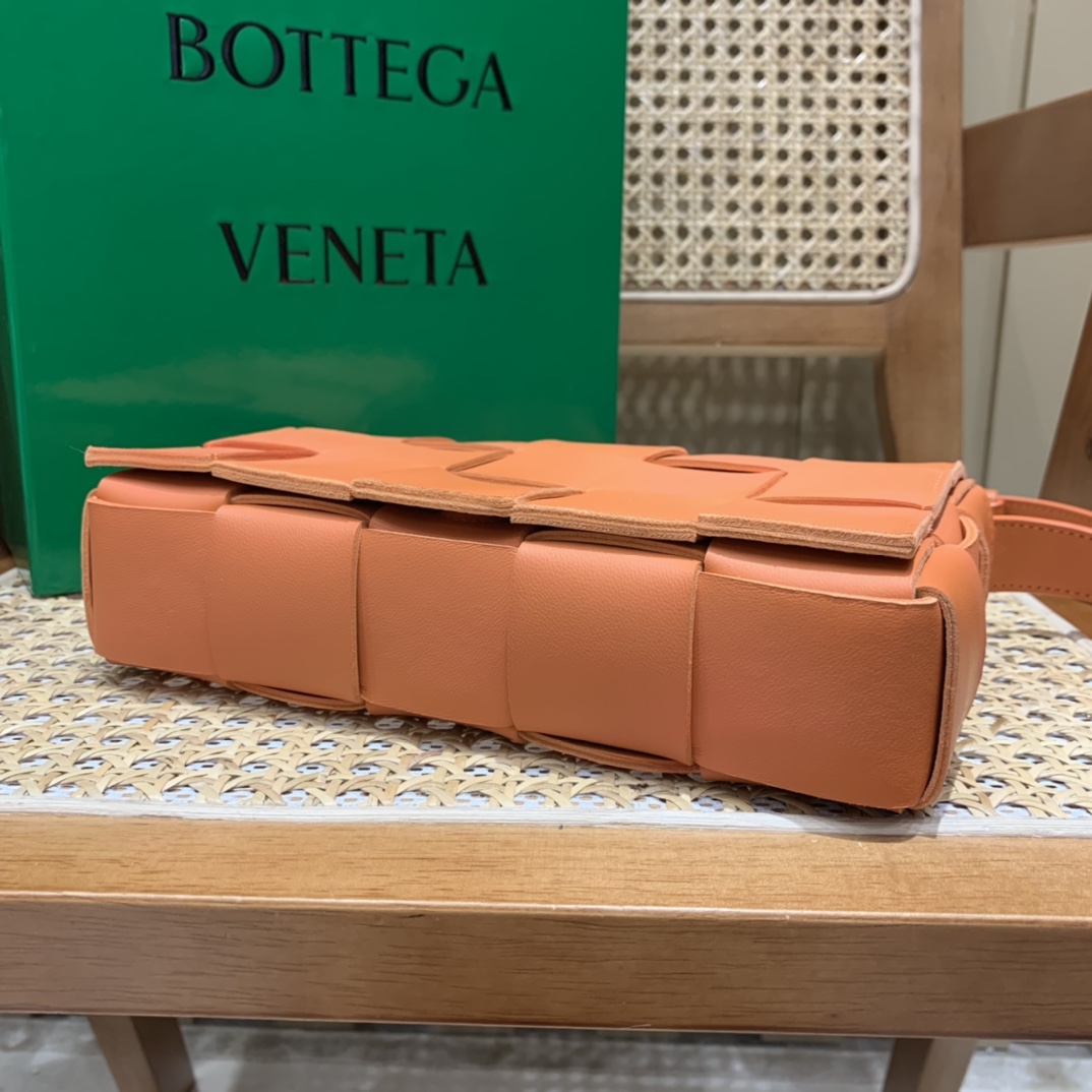 Bottega Veneta CASSETTE 23CM 编织皮革方盒斜挎包 578004亮橙色