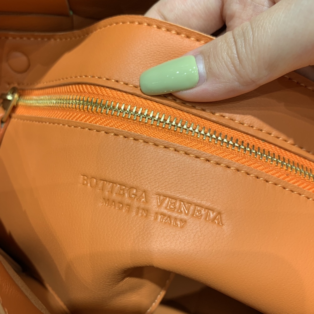 Bottega Veneta CASSETTE 23CM 编织皮革方盒斜挎包 578004亮橙色