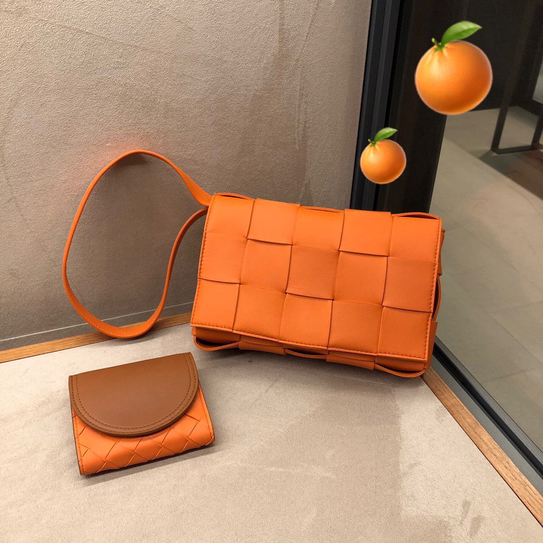 Bottega Veneta CASSETTE 23CM 编织皮革方盒斜挎包 578004亮橙色