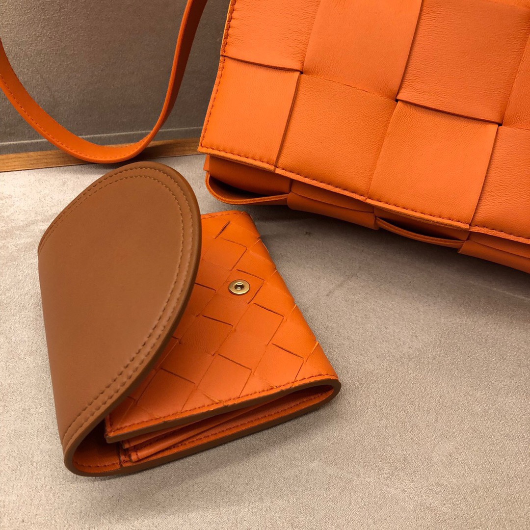 Bottega Veneta CASSETTE 23CM 编织皮革方盒斜挎包 578004亮橙色