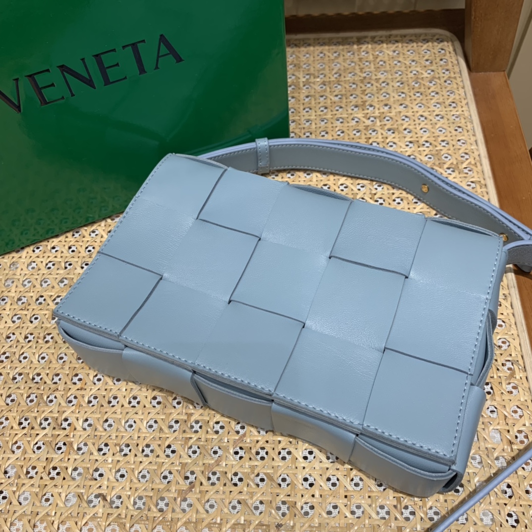 Bottega Veneta CASSETTE 23CM 编织皮革方盒斜挎包 578004冰蓝色